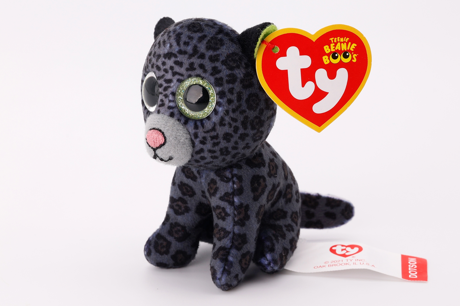 白目部分は耳の内側に合わせて緑色がベースになっている