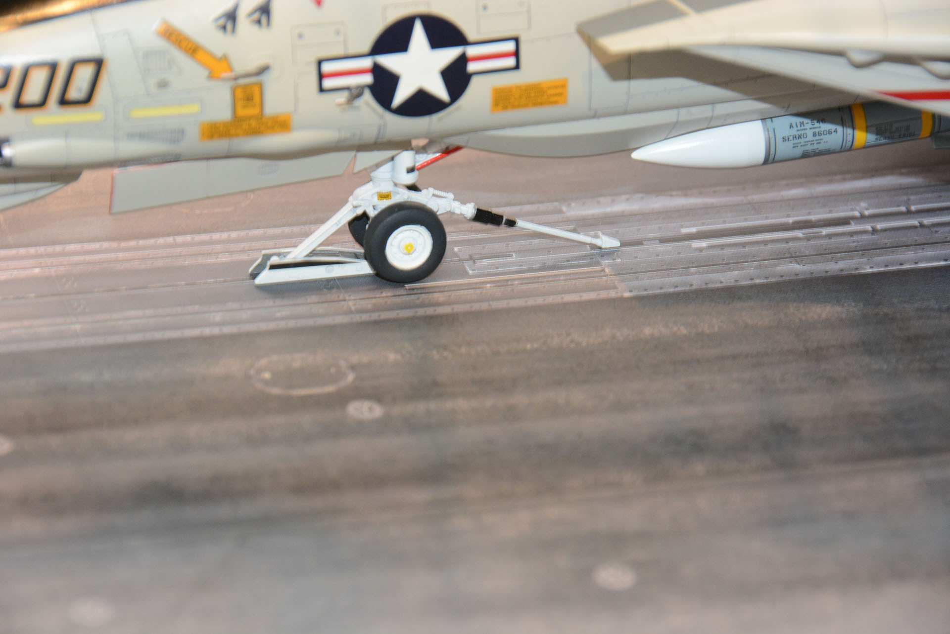 発進時の力で沈み込んだ前脚