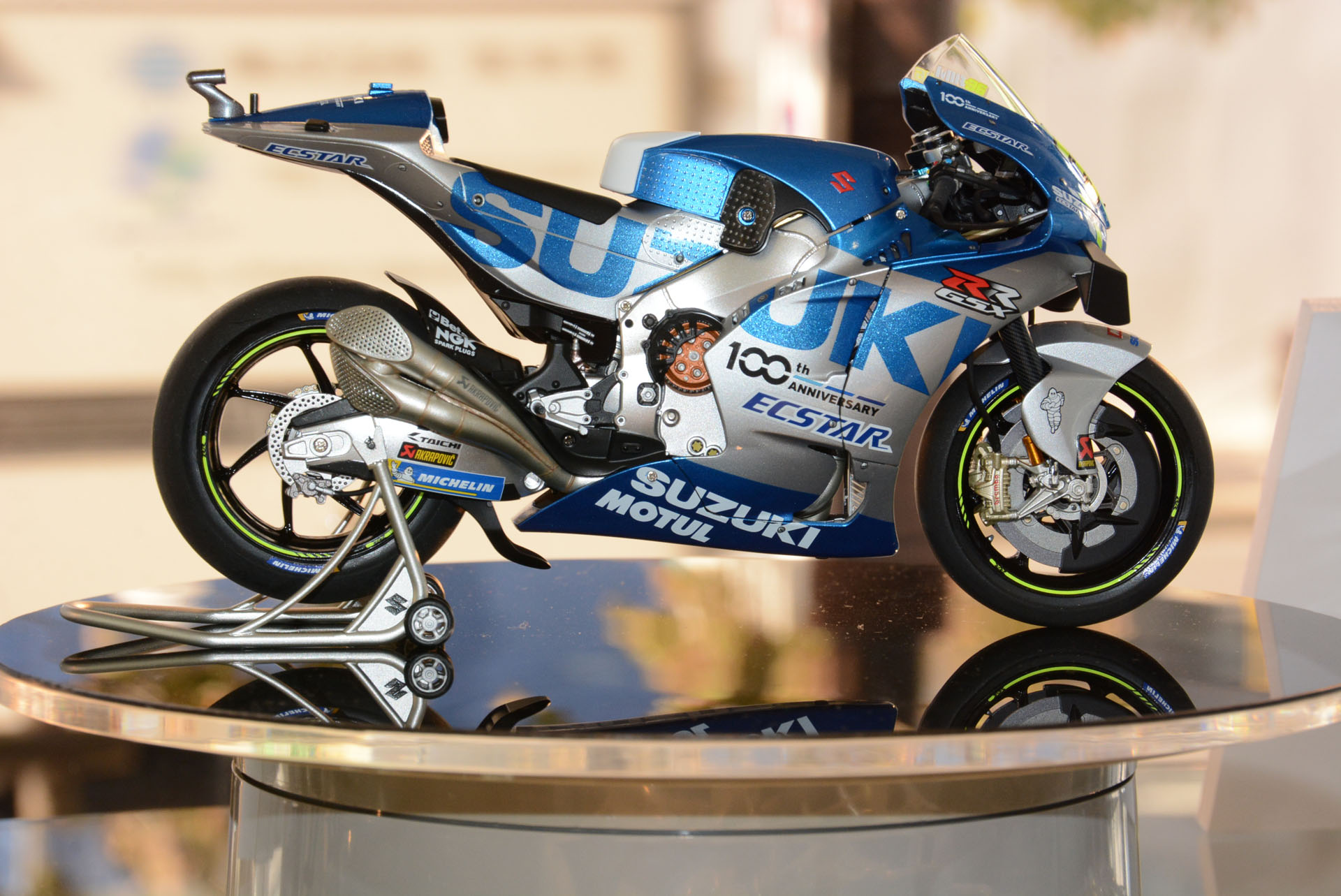 スズキの会社創立100周年、レース活動60周年にMotoGPクラスでチャンピオンとなったマシン「スズキ エクスター GSX-RR '20」を再現