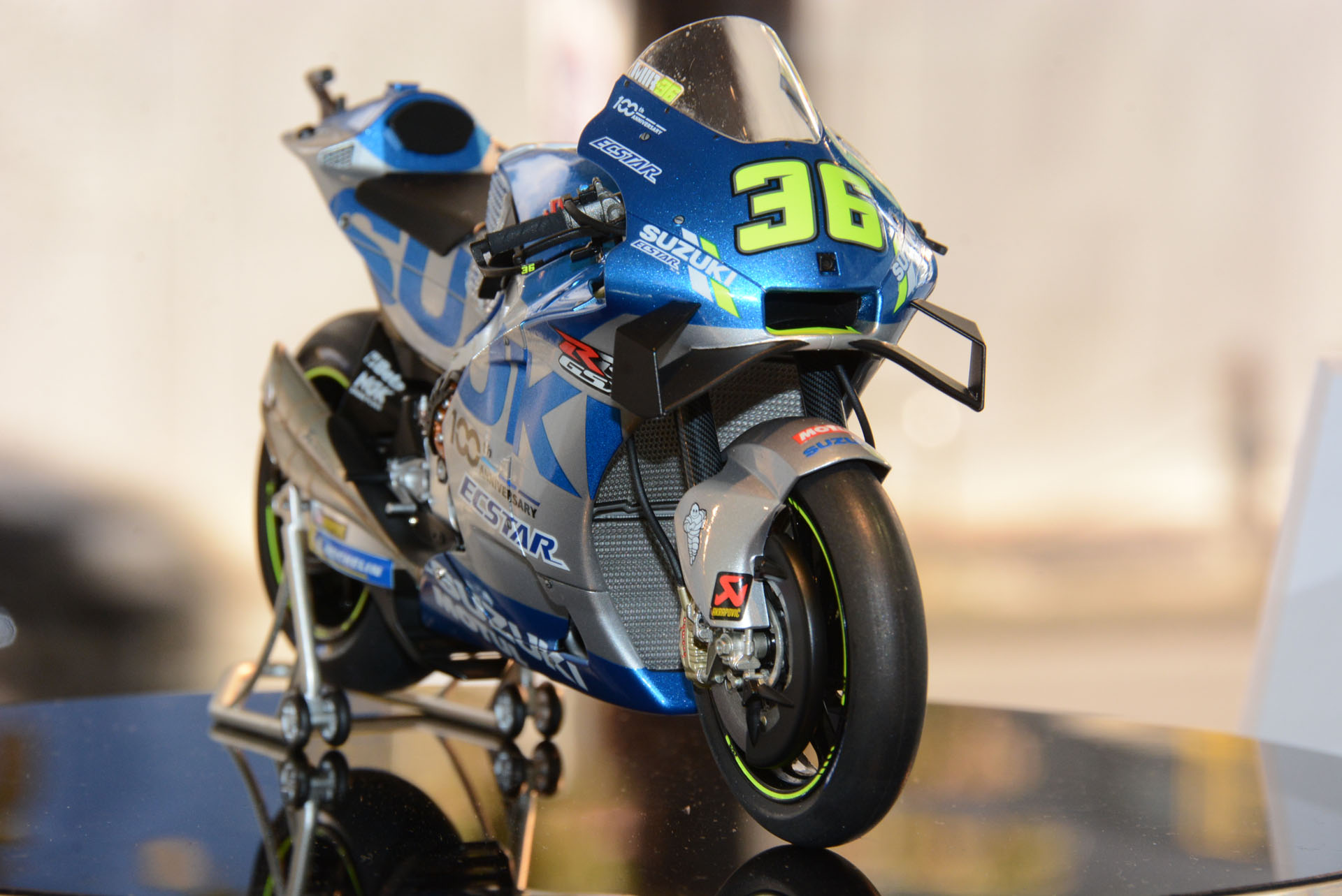 フロントカウルから突き出した「ウィングレット」は、車体が持ち上がるのを抑える