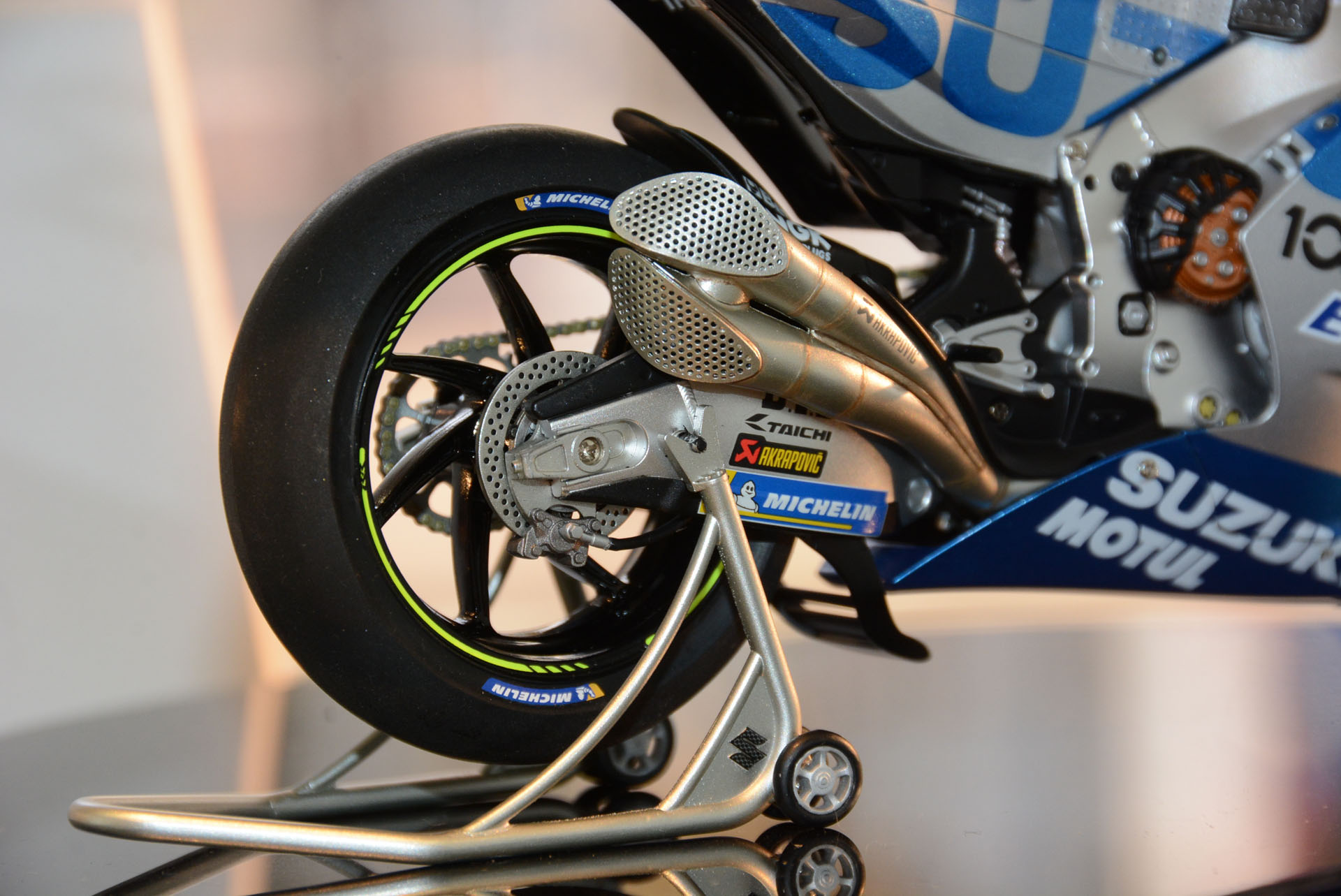 マフラーは格子状の蓋がされている