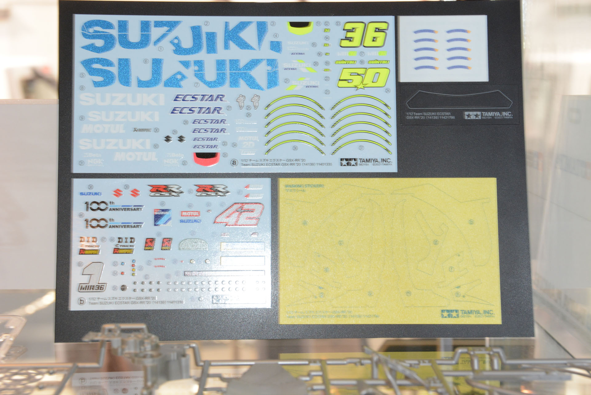 デカールで複雑なレーシングマシンを再現