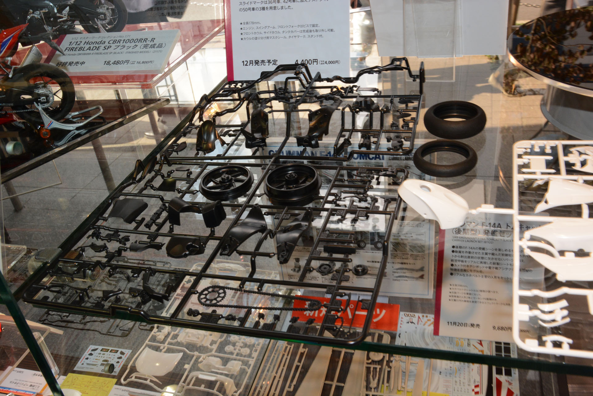 組み立てやすさ、塗り分けのしやすさを考えたパーツ構成。ケーブルやゴムのタイヤ、金属のネジなどマテリアル感も楽しい