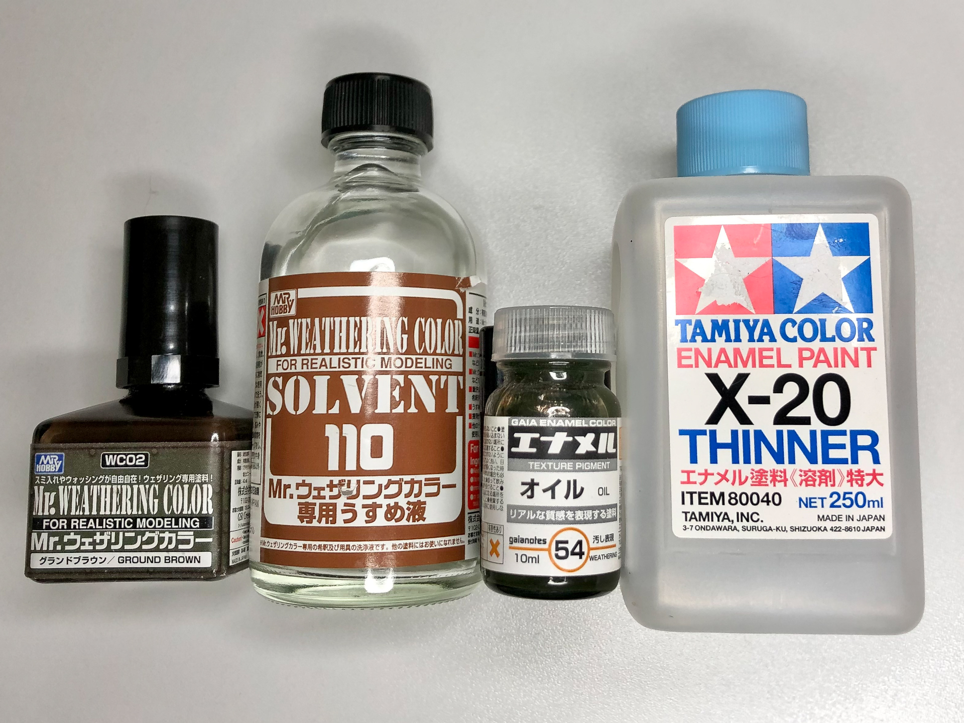 今回使用するウェザリング用塗料です。今回は2種類の塗料のみで変化を与えていきます。