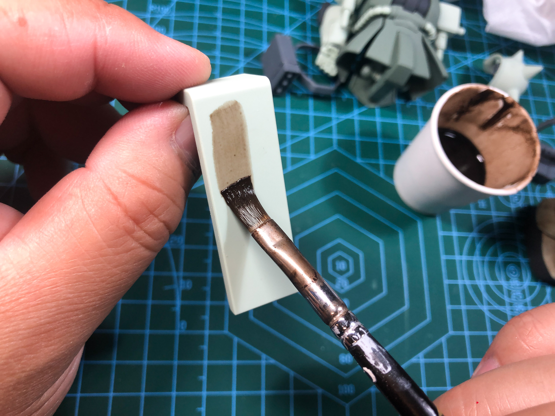 平筆で塗装していきます。Mr.ウェザリングカラーは徐々になじんでくるので筆ムラを気にする必要もありません。