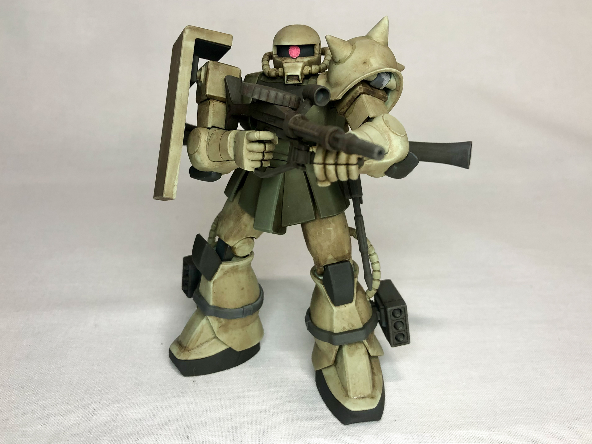 マシンガンを構えてみました。色味が変化するだけで雰囲気が大きく変わります。