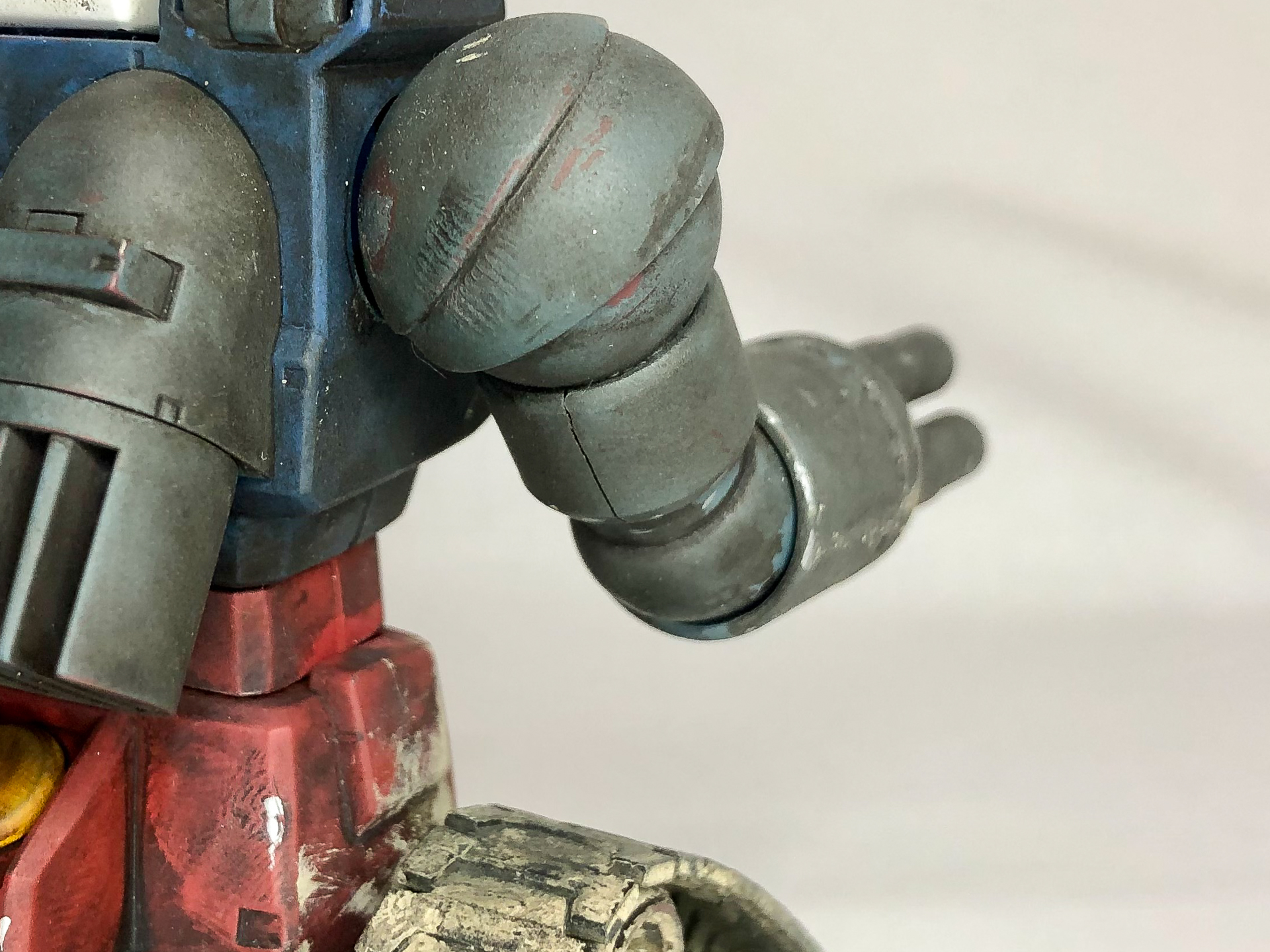 分解せずにエナメル塗料を使用したので腕にひびが入ってしまいました。