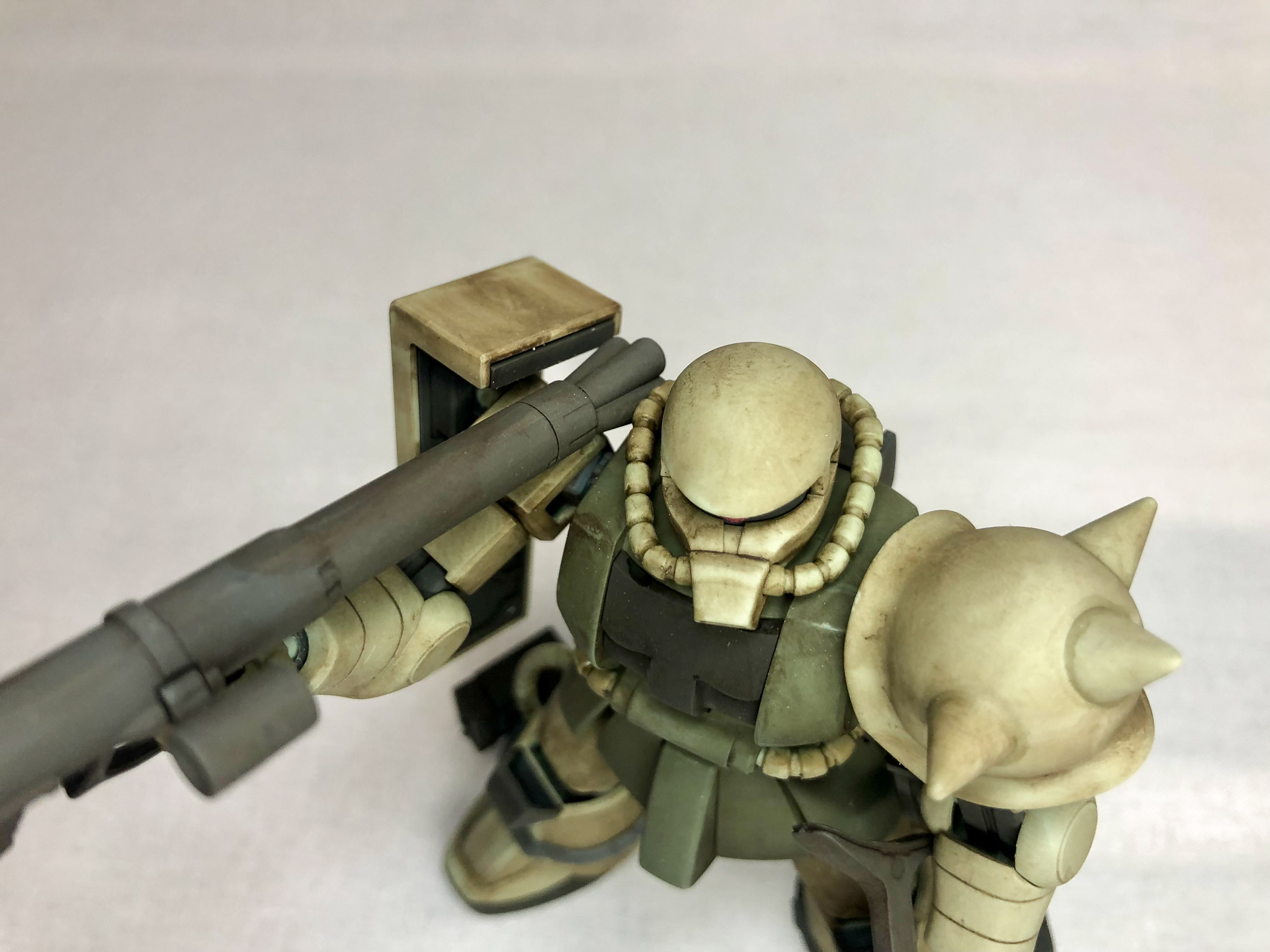 バズーカの砲身を拡大。合わせ目消し跡は若干見えますがここまで汚せば断然目立たなくなりました。