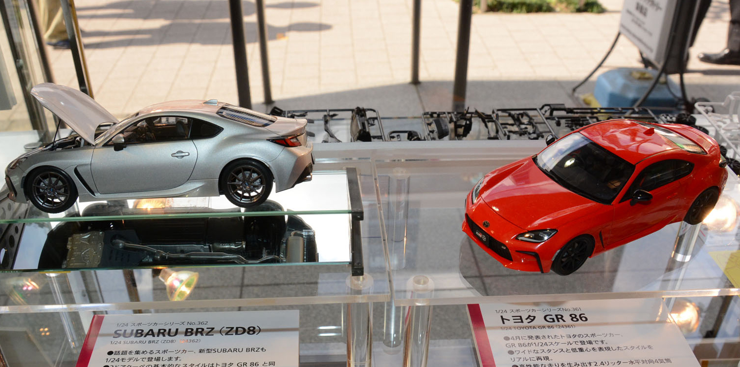 「1/24 トヨタ GR 86」と、「1/24 SUBARU BRZ」。この2台は共同開発の姉妹車なのだ