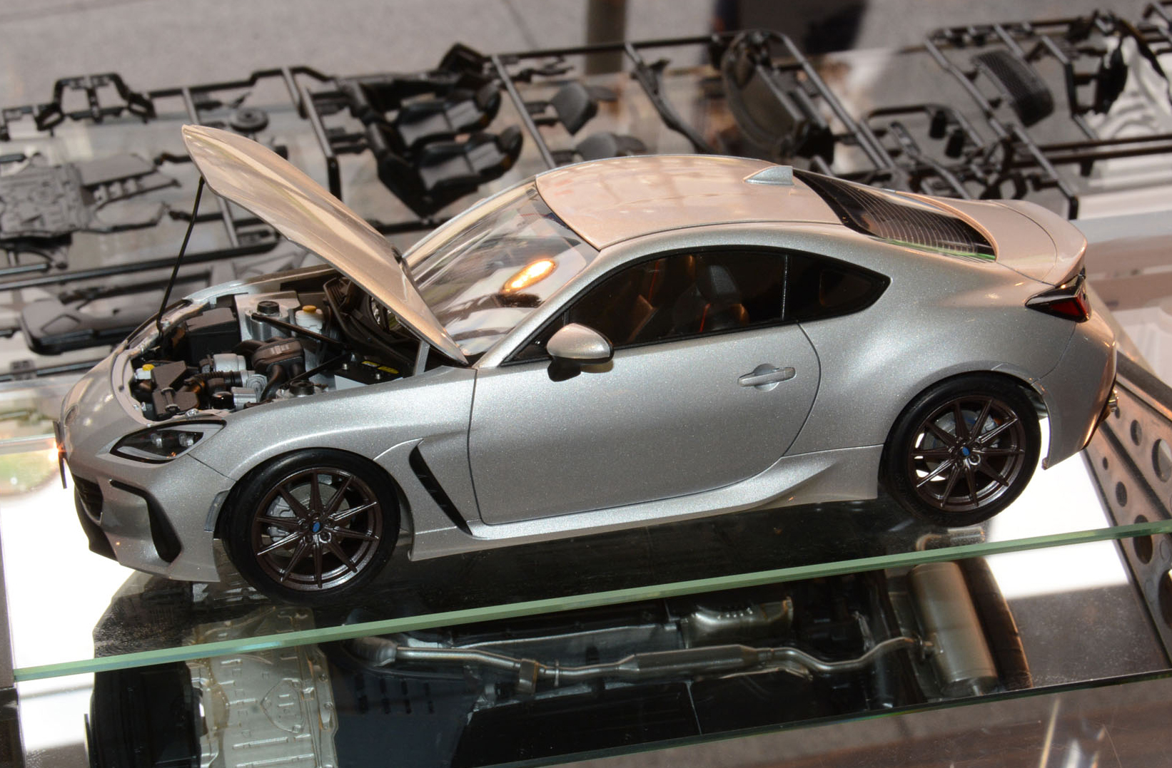 プラモデルではボンネットを開けた状態で組み立てもできる。スバルが新開発した2.4L水平方向4気筒エンジンもしっかり再現している