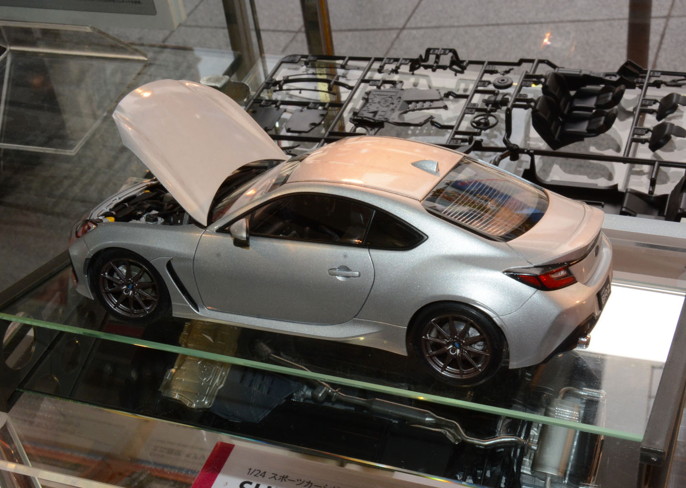 プラモデルではボンネットを開けた状態で組み立てもできる。スバルが新開発した2.4L水平方向4気筒エンジンもしっかり再現している