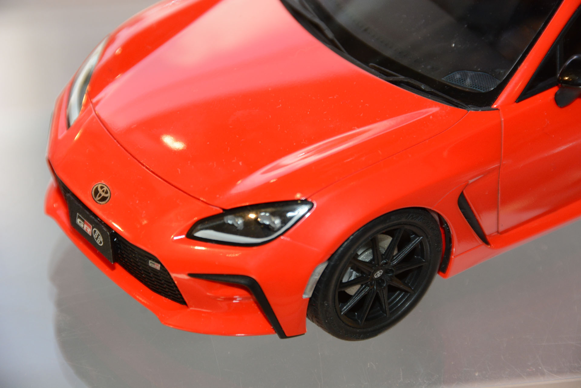 バンパーやライトの形状が異なっているのがわかる。組み立てることでさらに比較が楽しくなるだろう