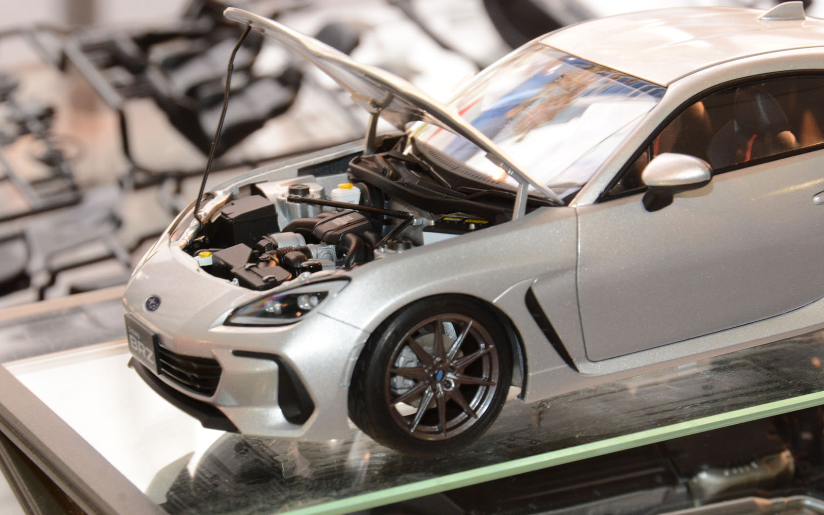 バンパーやライトの形状が異なっているのがわかる。組み立てることでさらに比較が楽しくなるだろう