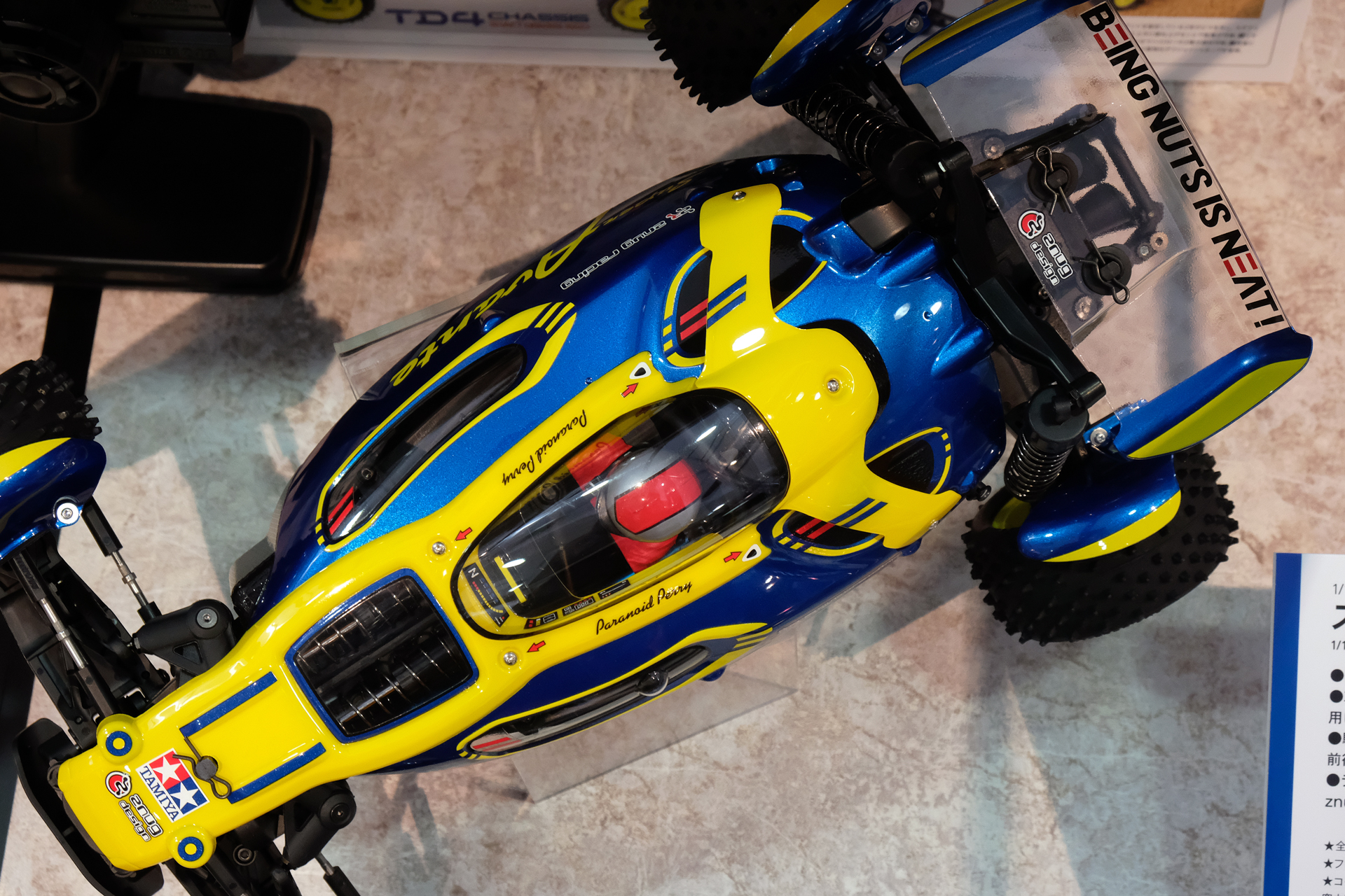 部分的にポリカーボネートの透明部分を活かしたカラーリングにも驚かされる。フロントの「インボードサスペンション」をボディ越しに見せる演出が心憎い