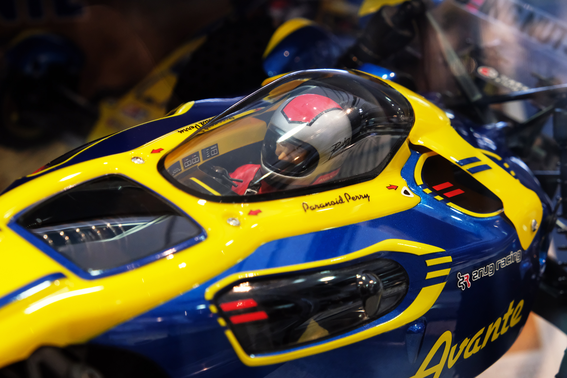 「バットレス」はコックピット後部からサイドに繋がってネジ止めされている