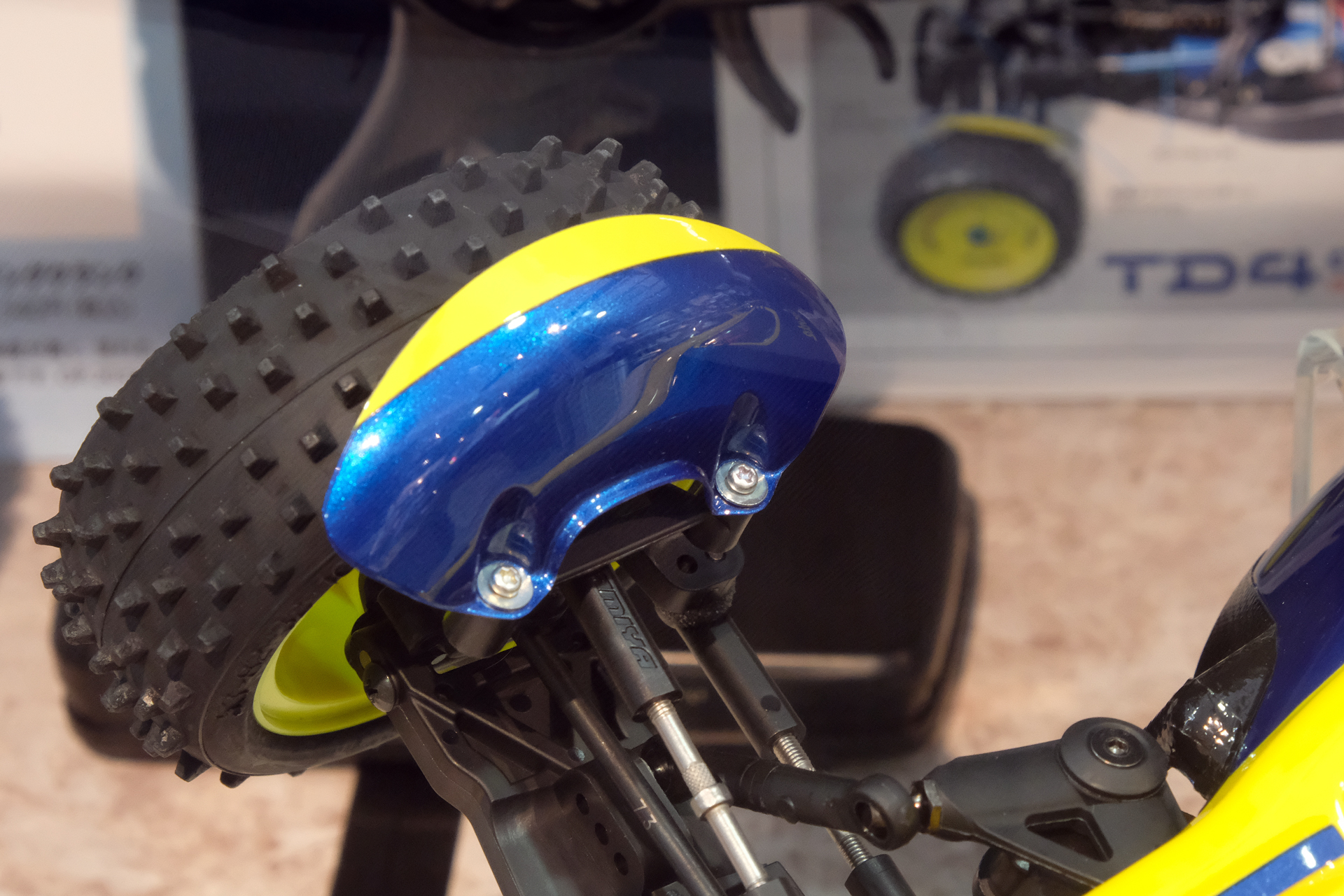 小石や泥の跳ね上げを軽減させる、タイヤ基部の小型フェンダーもこれまでに無かった部分だ