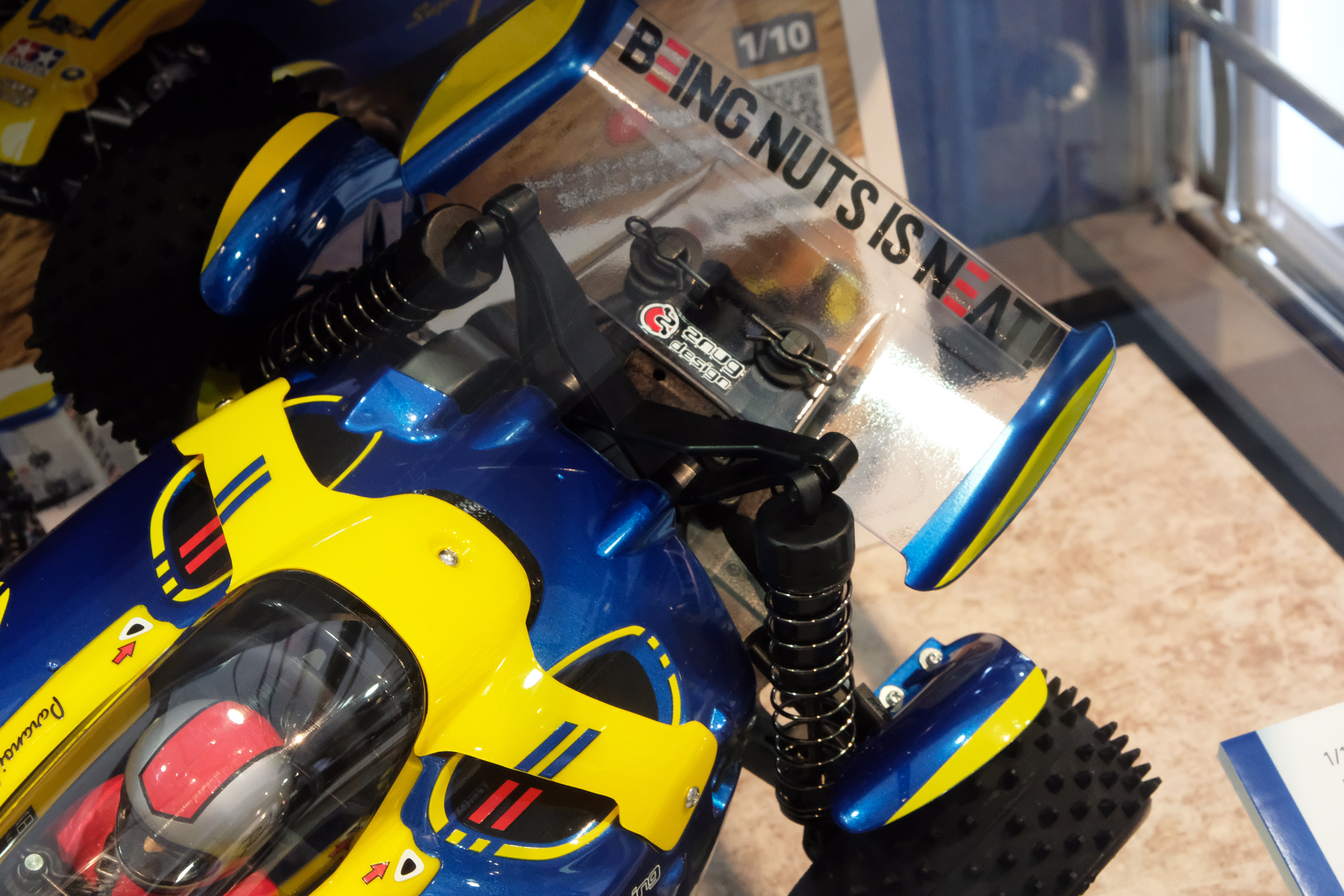 ハイ・ローの2種類が選べるウィング。ここも透明を活かしたカラーリングに、「アバンテ」を踏襲した「Being nuts is NEAT! 」のロゴが映える