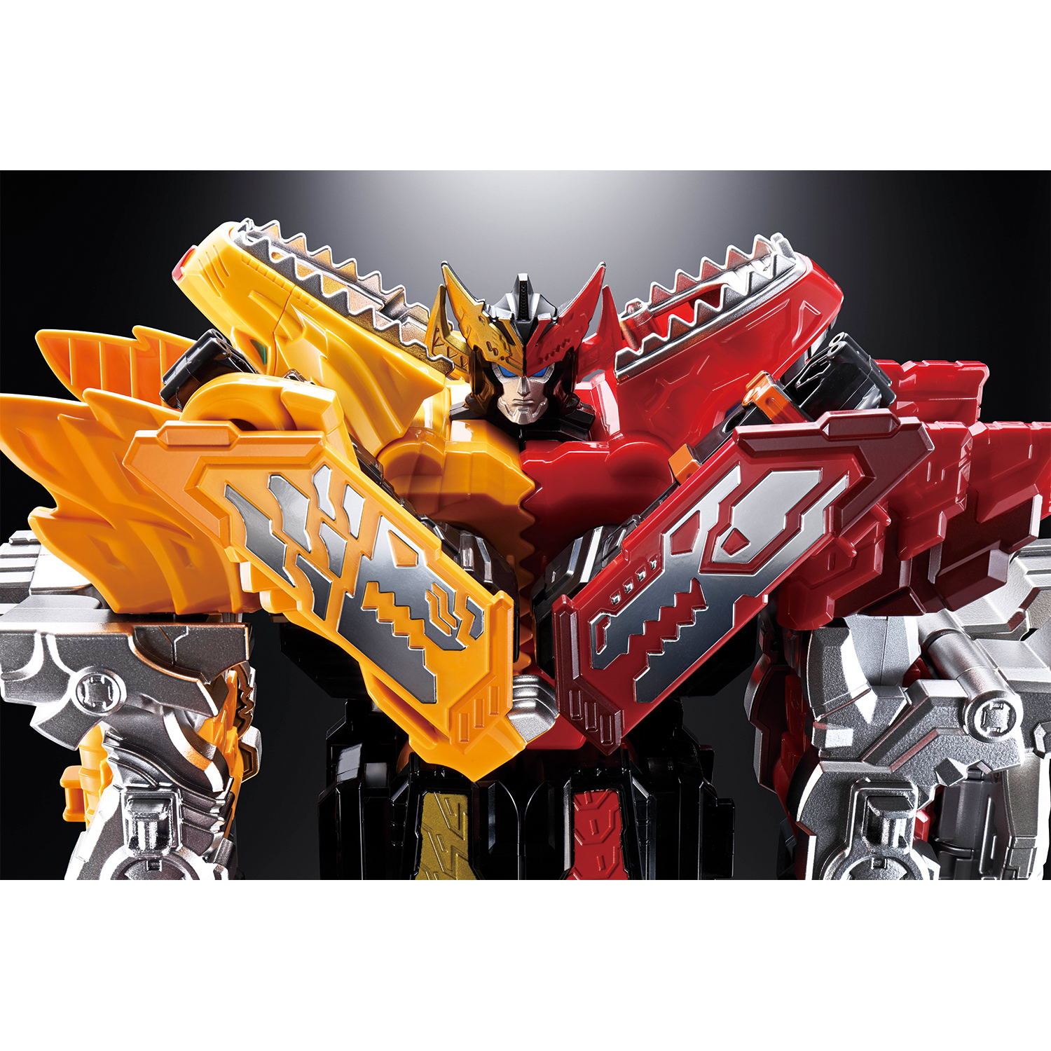 頭部のクローズアップ。頭部は完全新造型で合体変形に支障がないギリギリのサイズまで大型化している