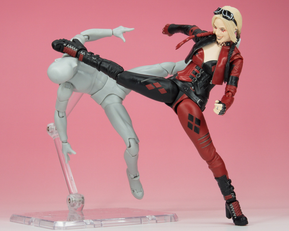 記事ではフィギュアのポテンシャルを活かした様々なアクションポーズが紹介されている