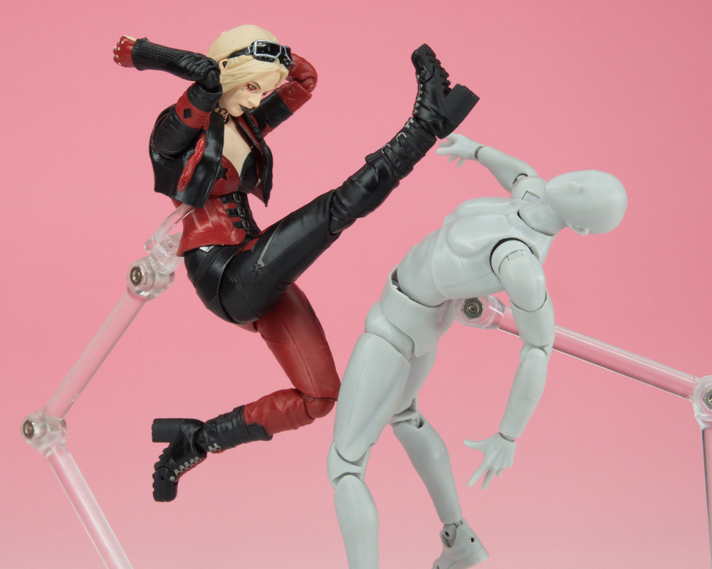 記事ではフィギュアのポテンシャルを活かした様々なアクションポーズが紹介されている
