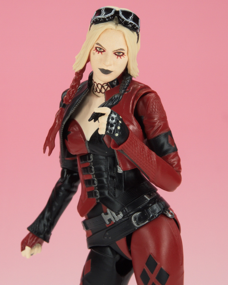 記事ではフィギュアのポテンシャルを活かした様々なアクションポーズが紹介されている