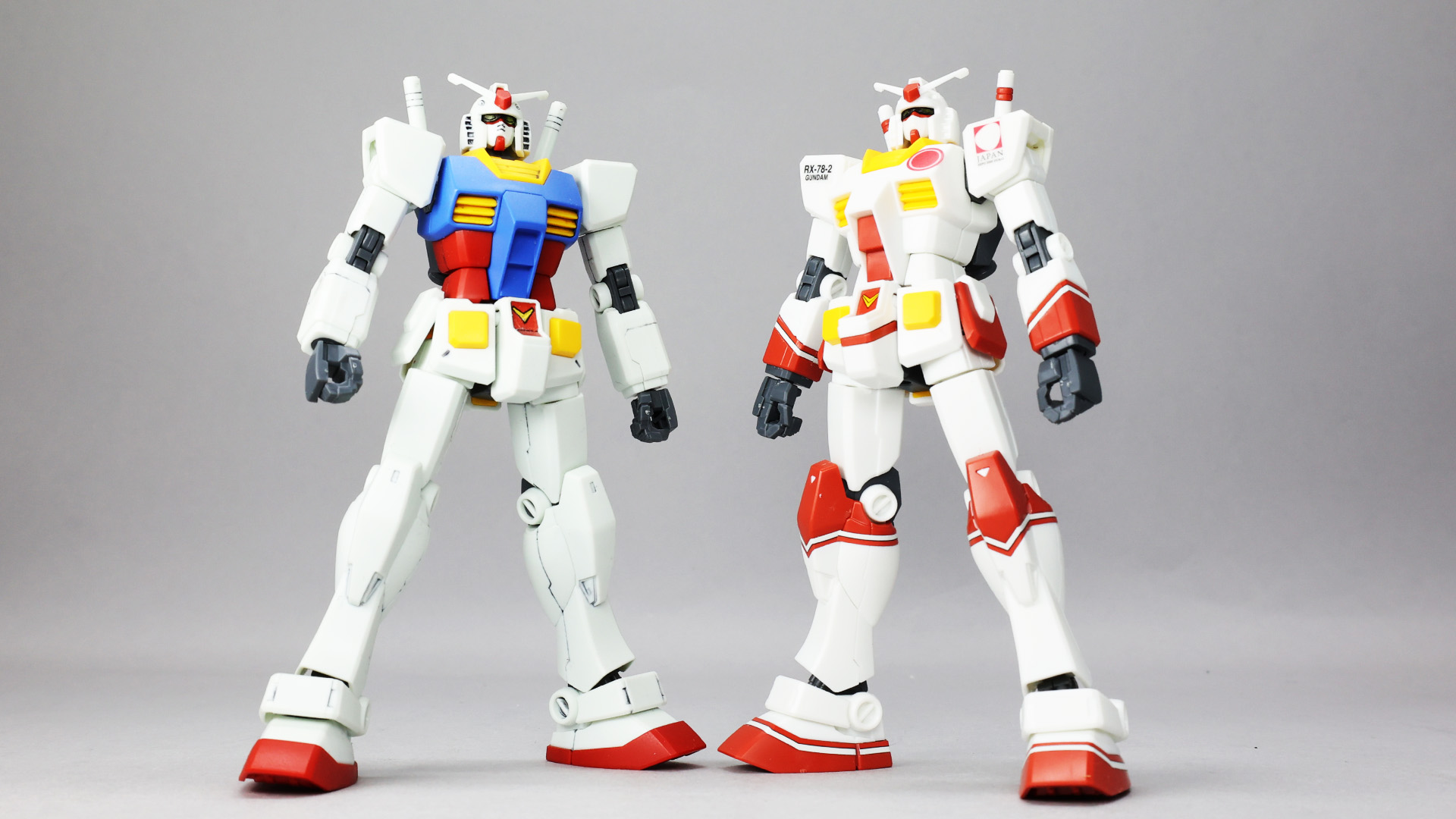 左は2015年発売の「HGUC 1/144 RX-78-2 ガンダム」
