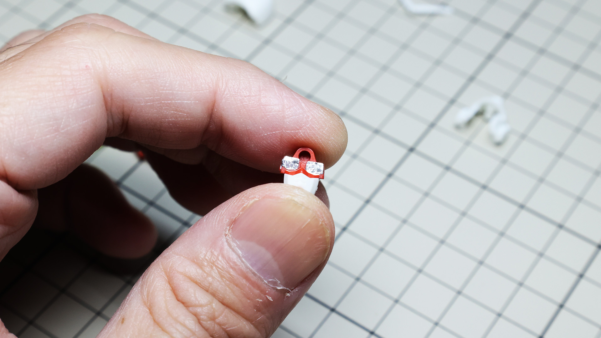 奥の部分に反射シールを貼り込みます