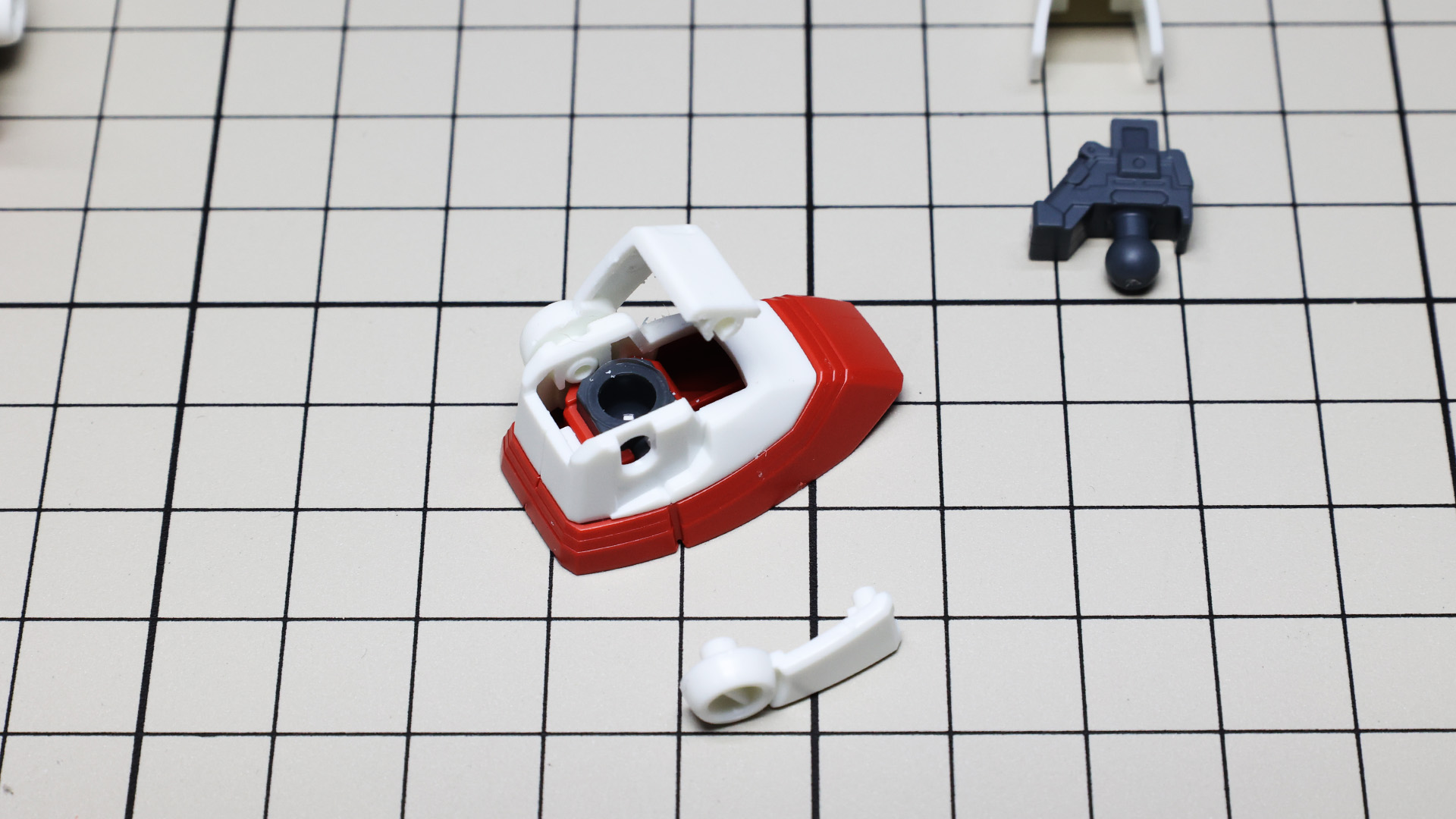 アンクル・アーマーは片側によせていて合わせ目が目立たない構造