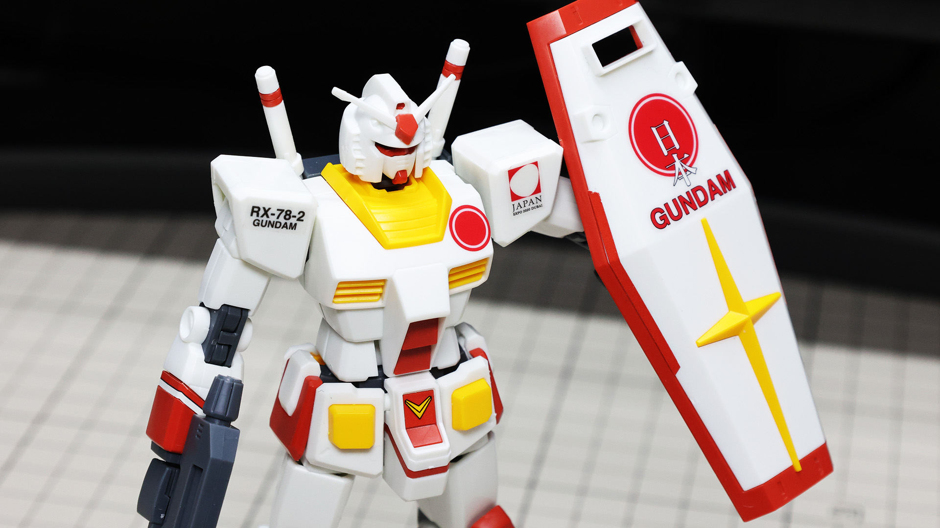 左肩には日本館のロゴ、右肩にはガンダムの型式が入り、左胸には日の丸イメージのマークが貼られます