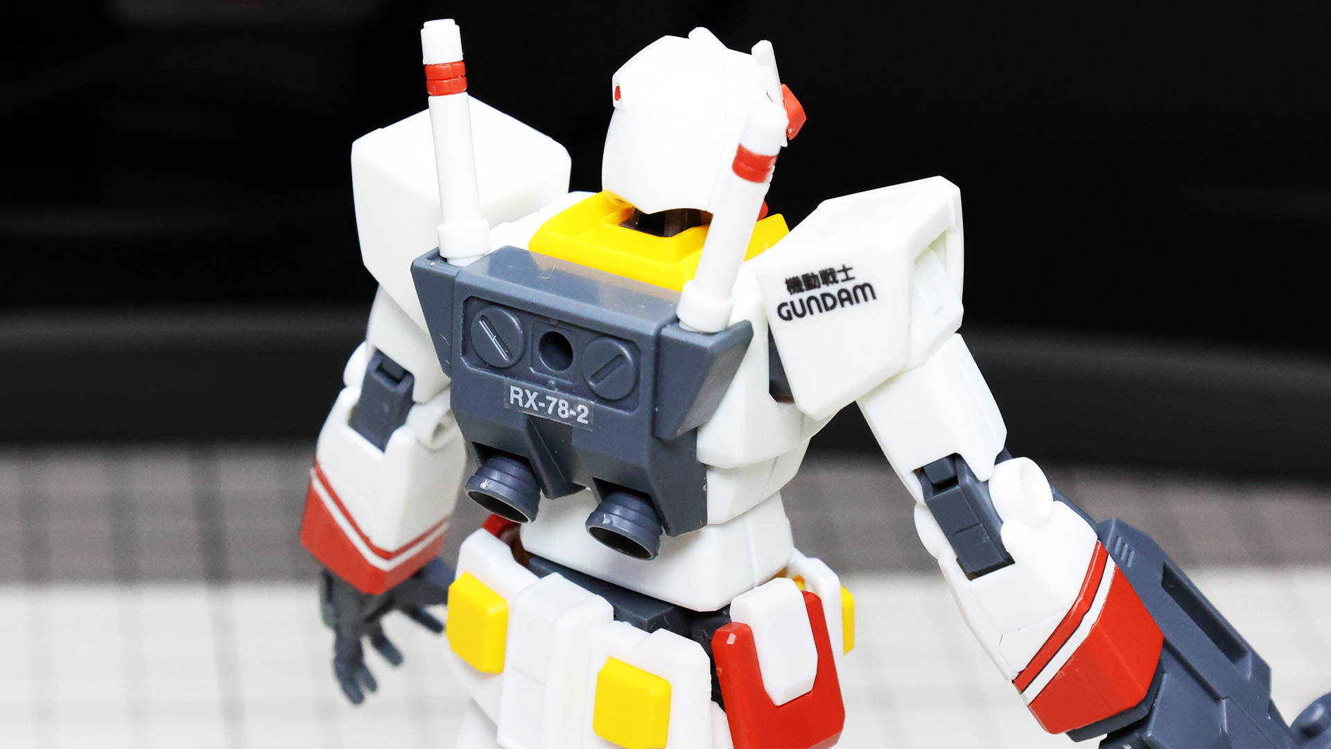 右肩背面側には“機動戦士GUNDAM”が！誇らしい……