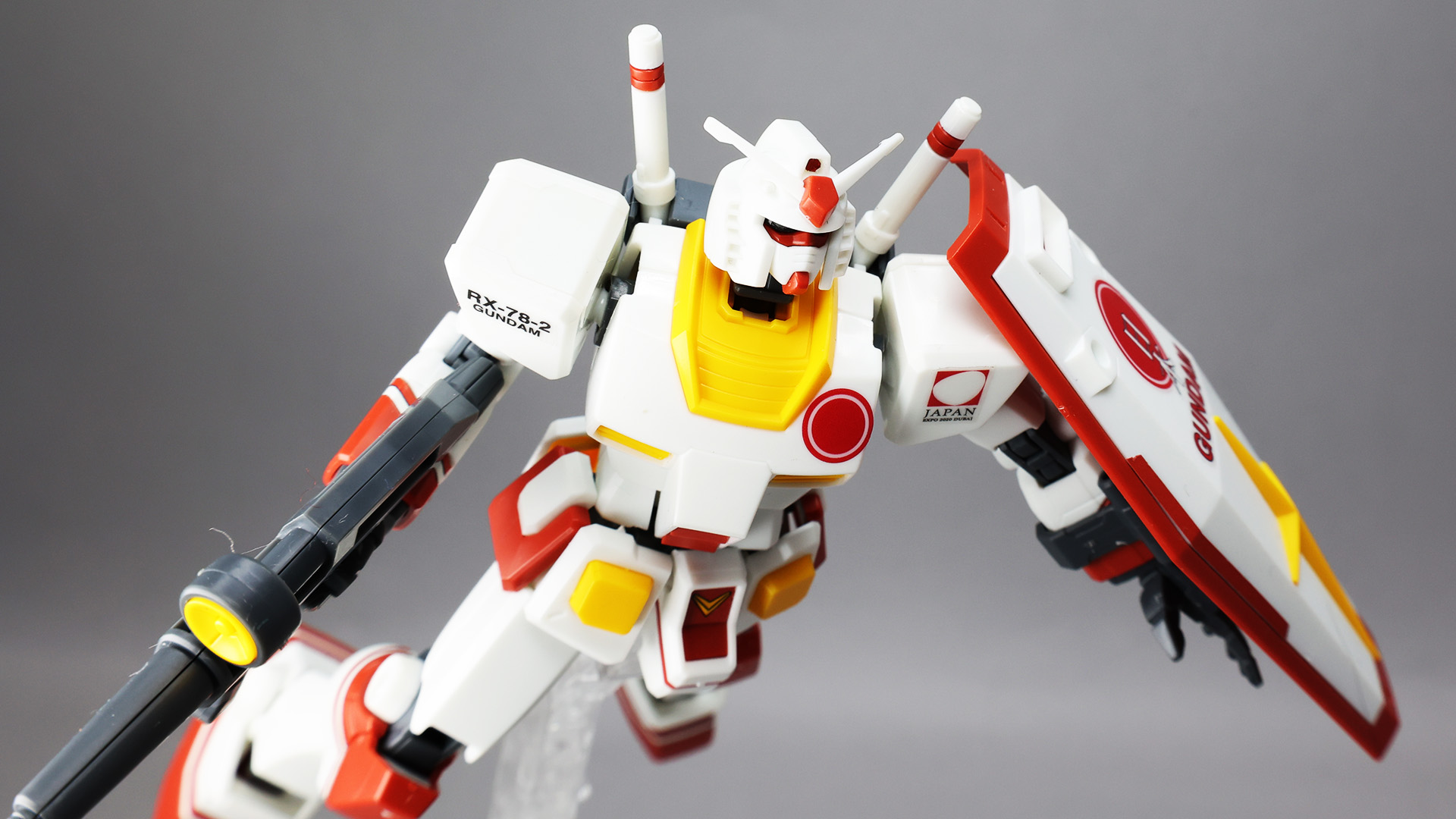 メカメカしさも感じるシールド裏と腕部取り付けパーツ