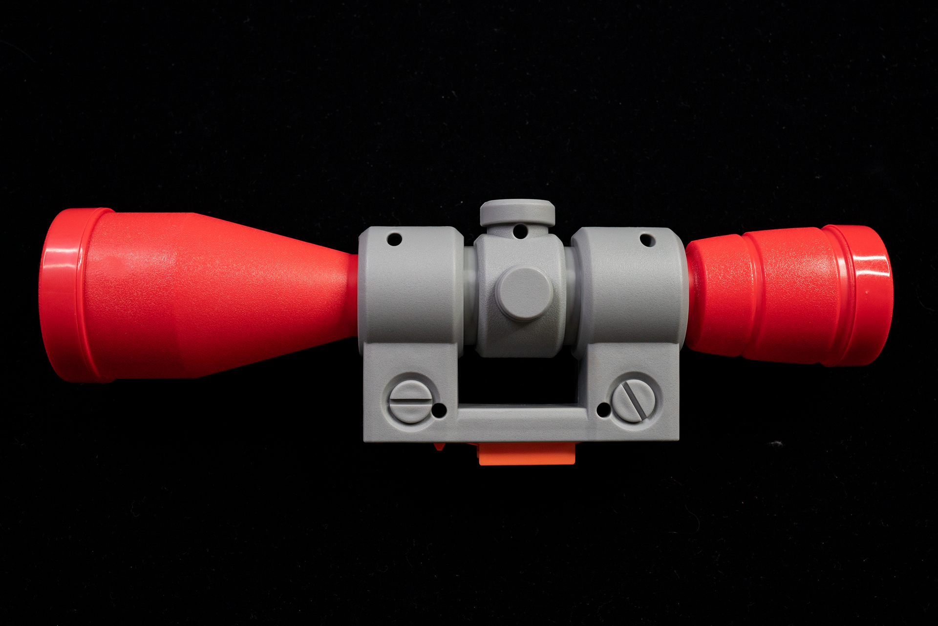 大型スコープのレンズはプラ製だが、十字が入っているので雰囲気抜群！