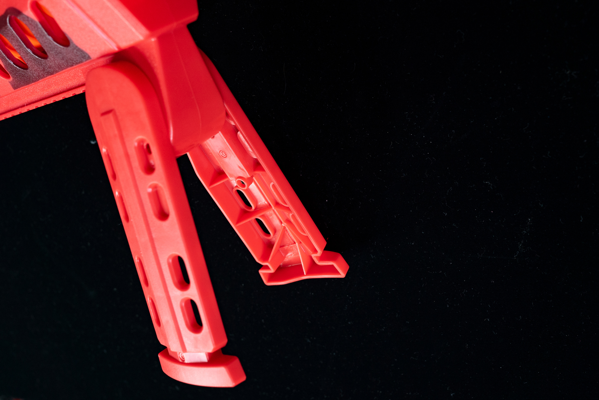 開閉式のバイポッド。伸縮式で、取り外しができたら、さらによかったのに