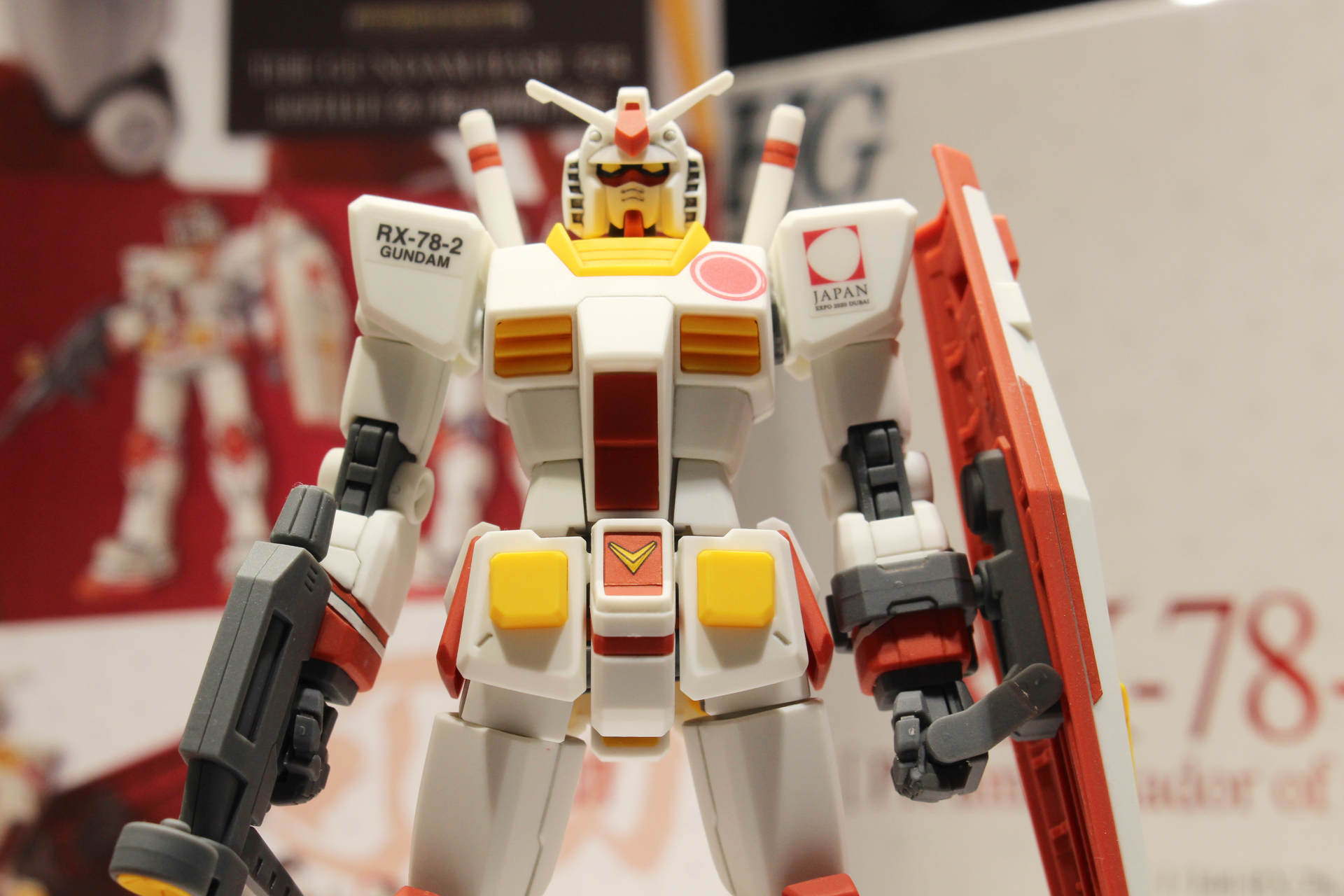 白と黄色、赤の配色でデザインされたRX-78-2ガンダム。左胸には日の丸風の意匠がある