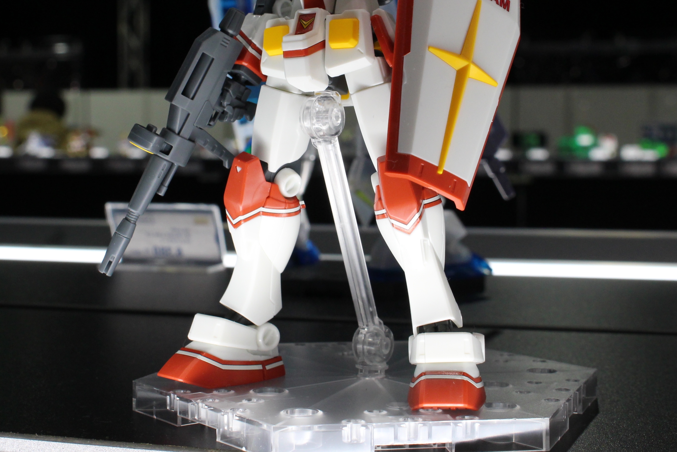 象徴的な赤い部分のパーツは、多くが新規造形の別パーツとして構成されている