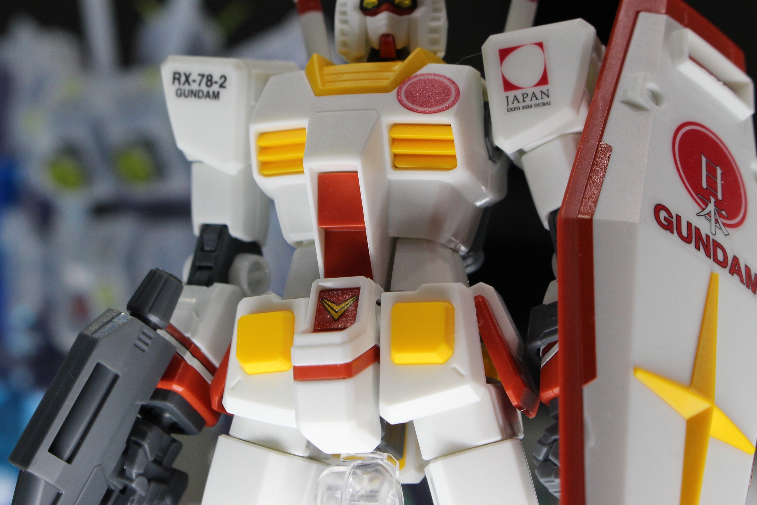 腰のフロントアーマーに入ったラインもパーツ分割による色分けだ