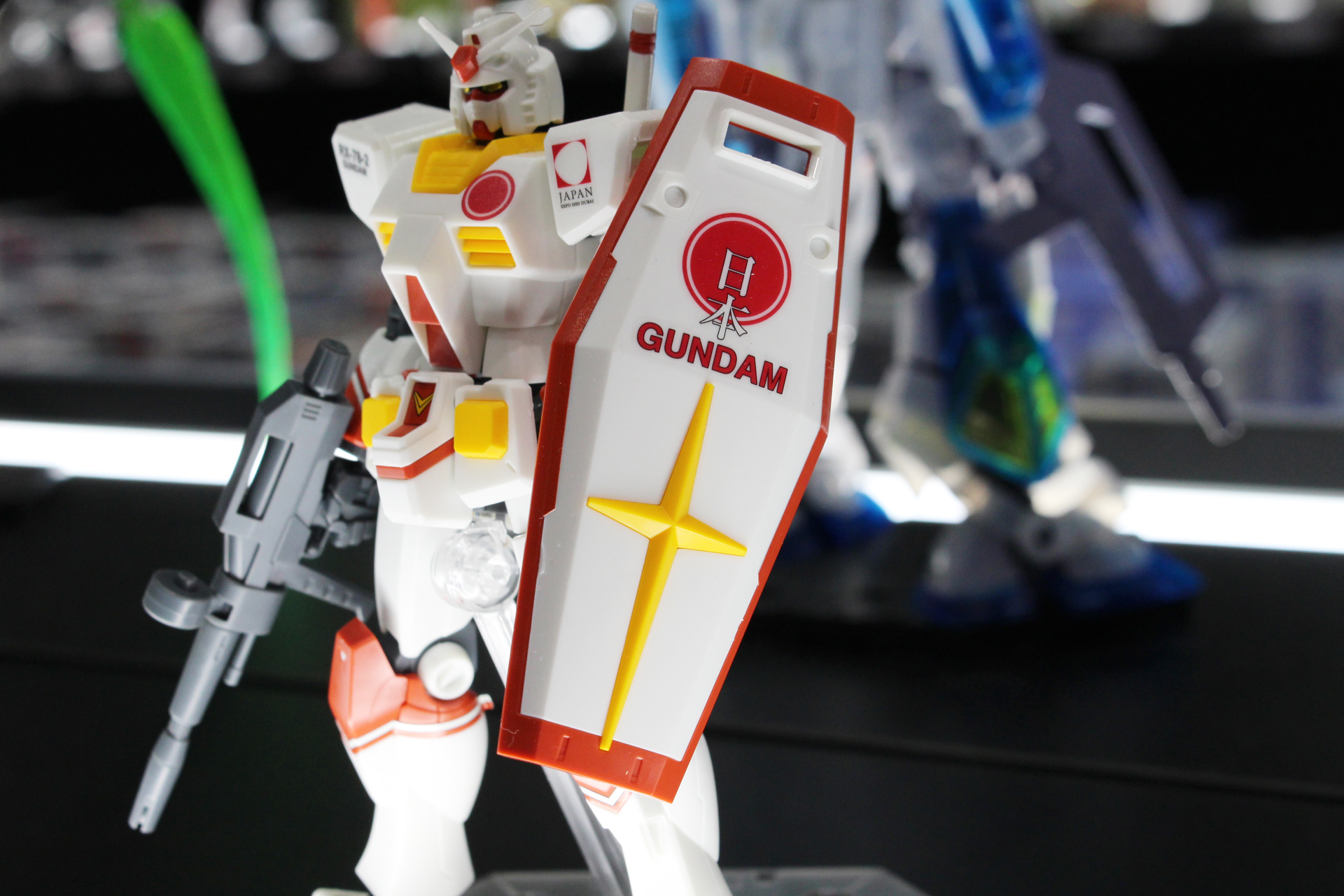 シールドには日の丸に「日本」の文字があしらわれている