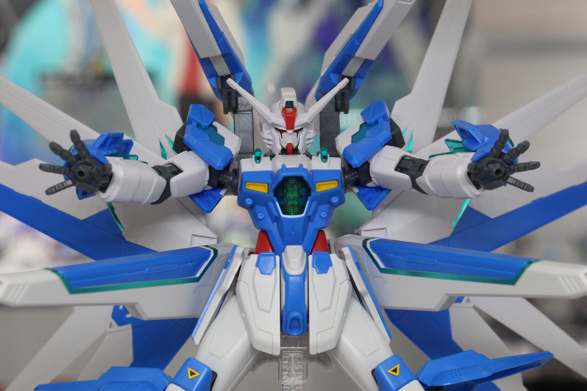 デスティニーガンダムを思わせる頭部。カメラアイのクマドリが特徴的だ