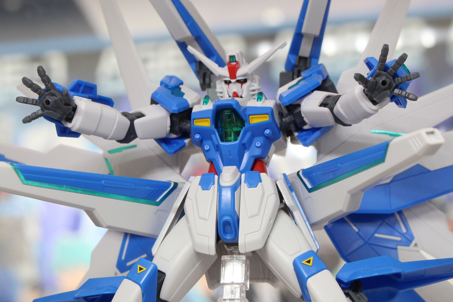 手のひらにもビーム砲らしき穴が見える