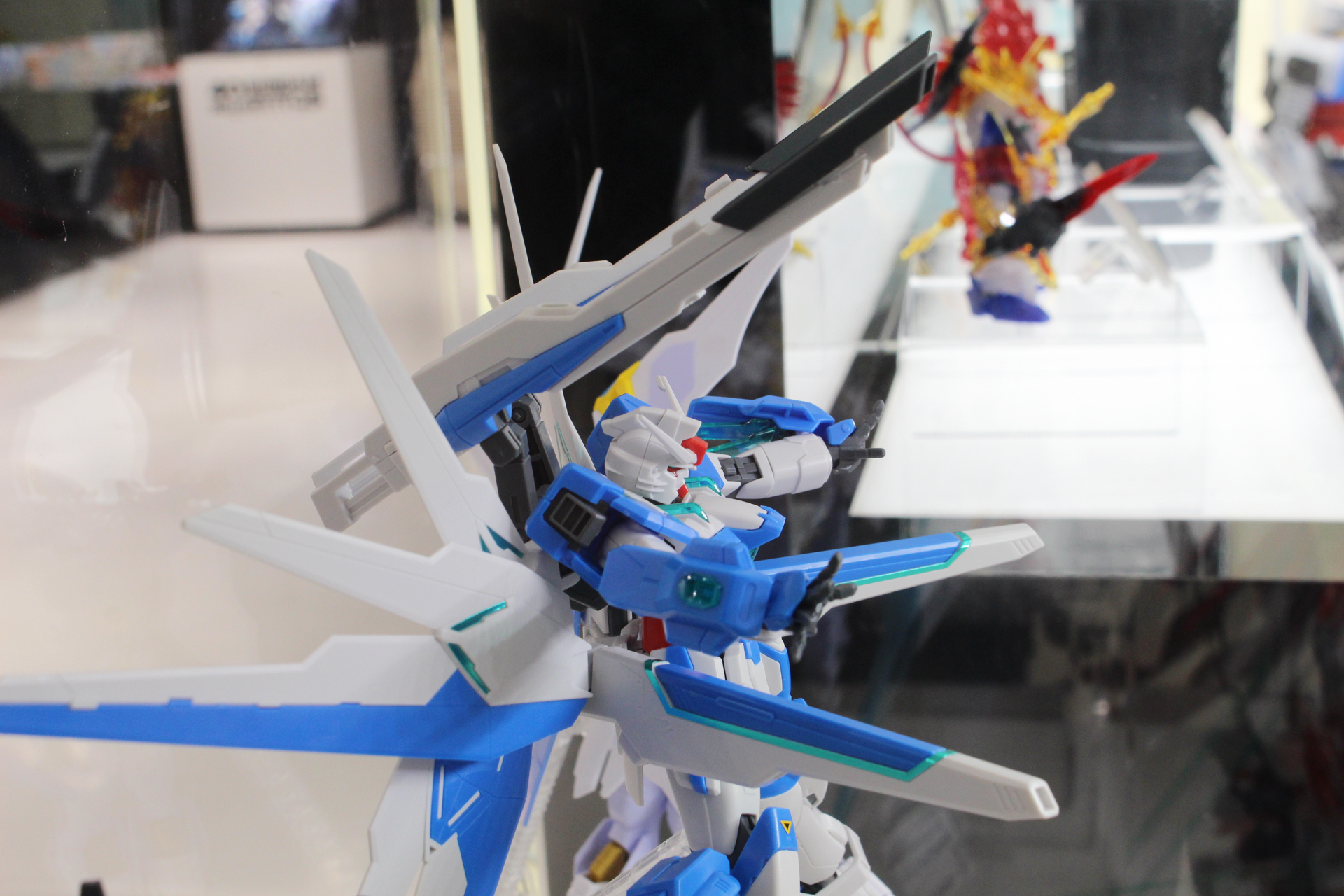 写真にはないが、このダブルサテライトキャノンの他にも武装が付属する