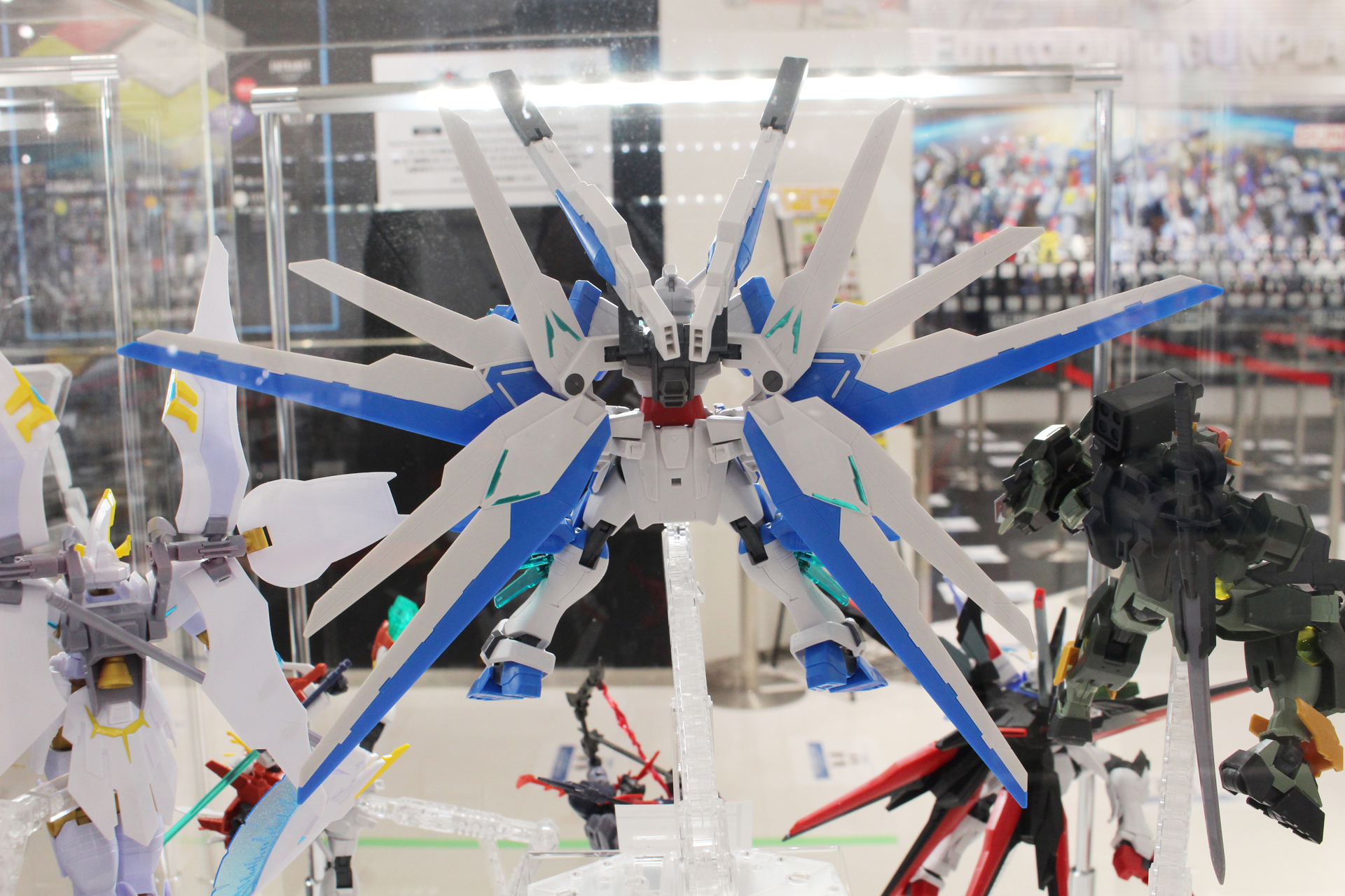 翼は開閉ギミックにより、普段は「W」の形に畳まれている