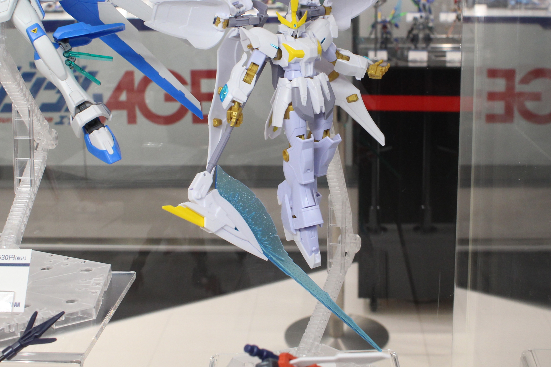 武器はビームランス。3つのモードに変形し、ビームエフェクトも付属