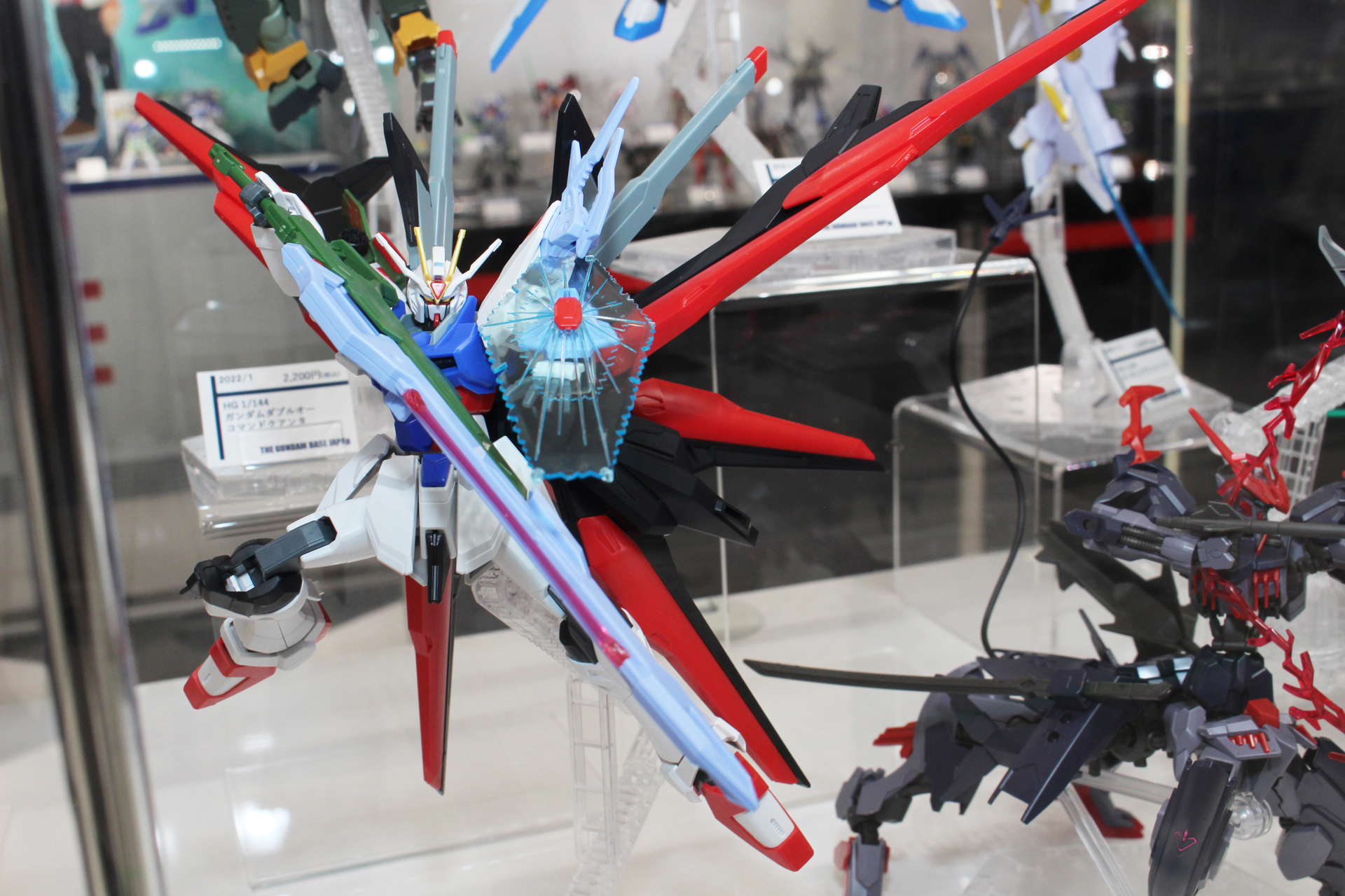 機体のシルエットそのものといって過言ではない、背後のドラグーン