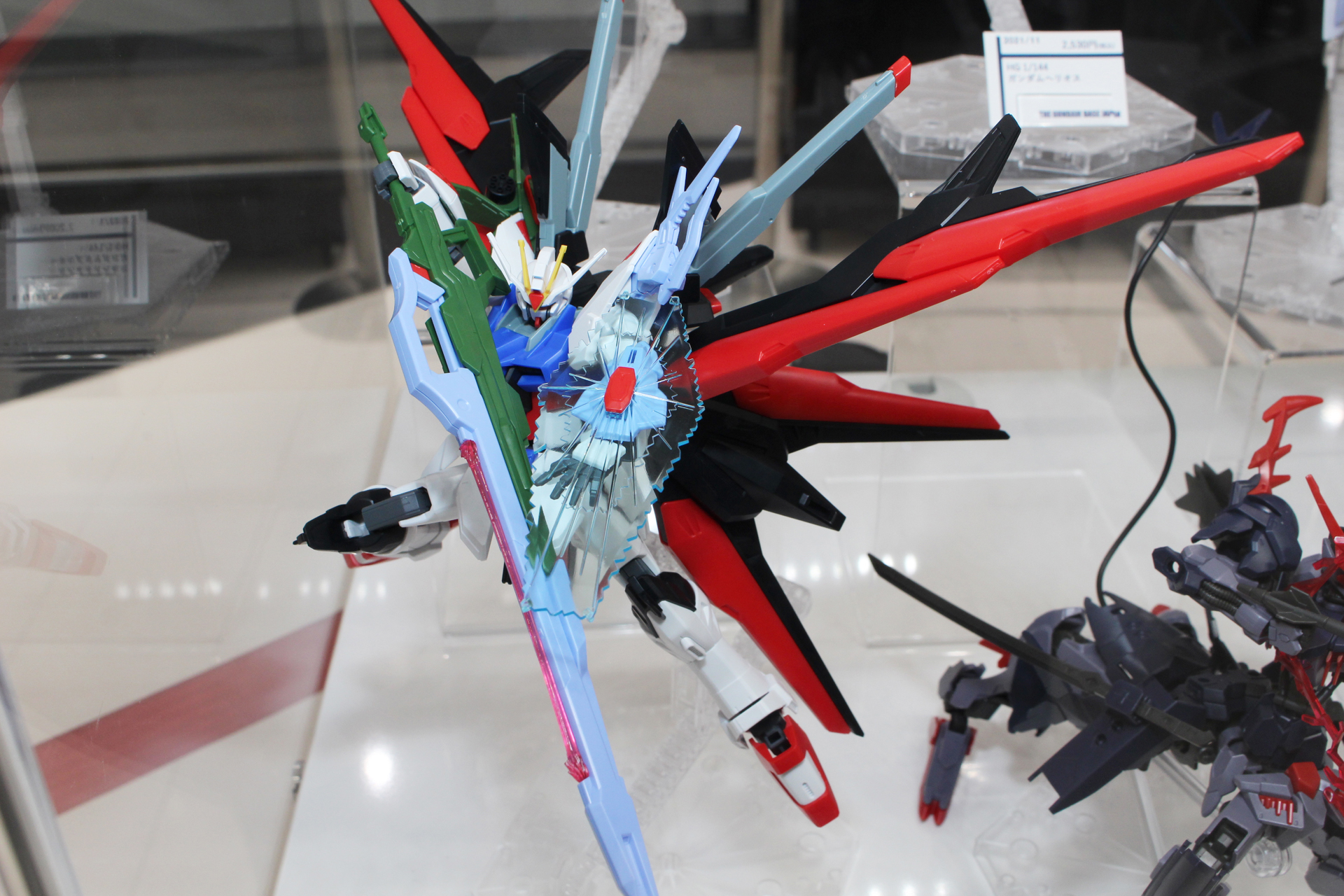 写真はシュベルトゲベールとアグニを連結した状態。ビームシールドも付属