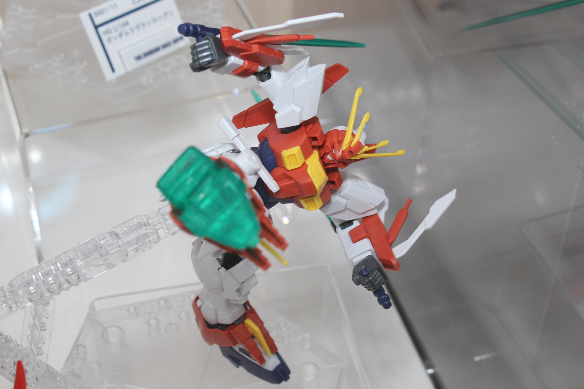 格闘アクションのポーズを取るのが楽しくなりそうな機体だ