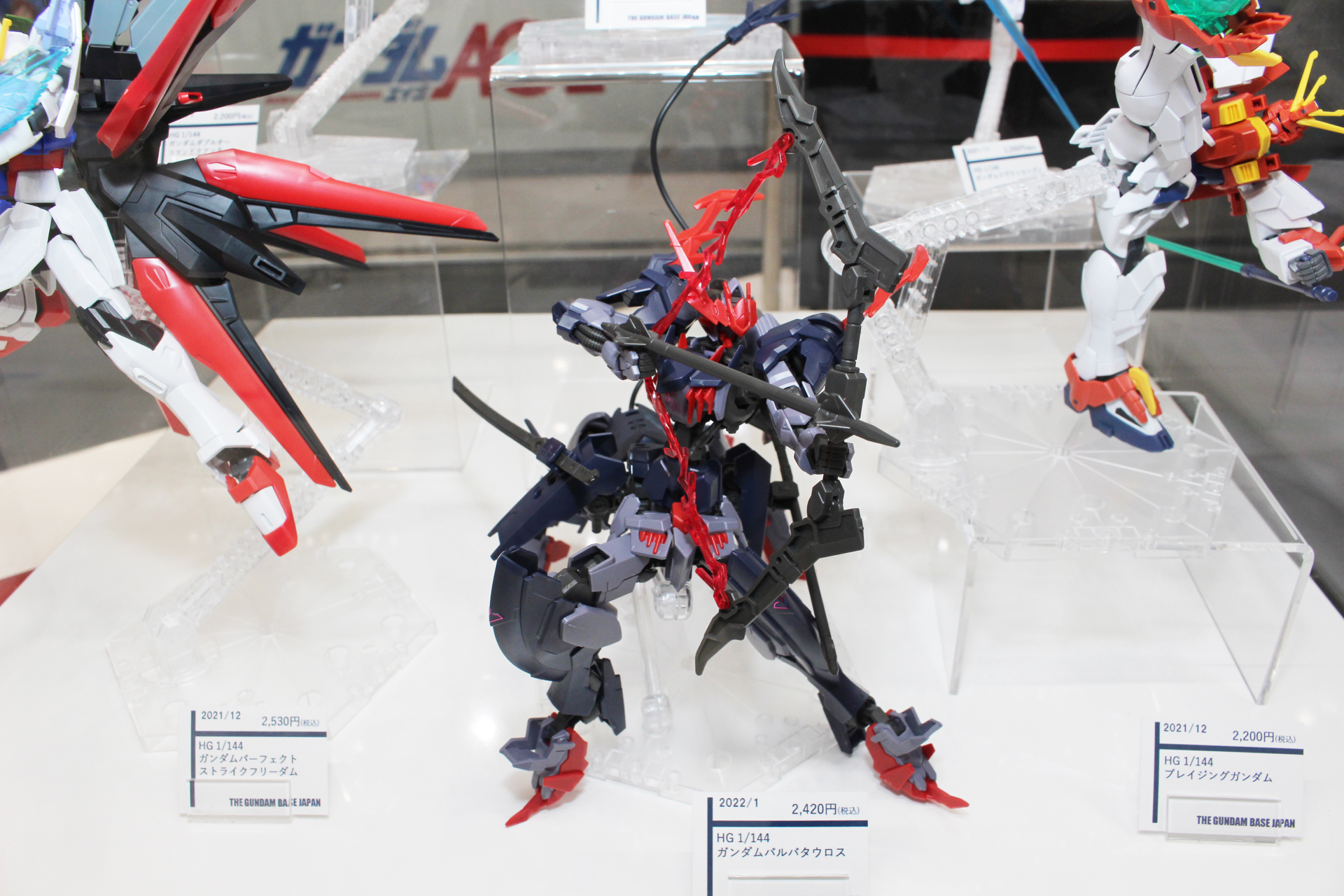 禍々しさも感じられる、ダークグレーを主体とした4本脚の異色の機体だ