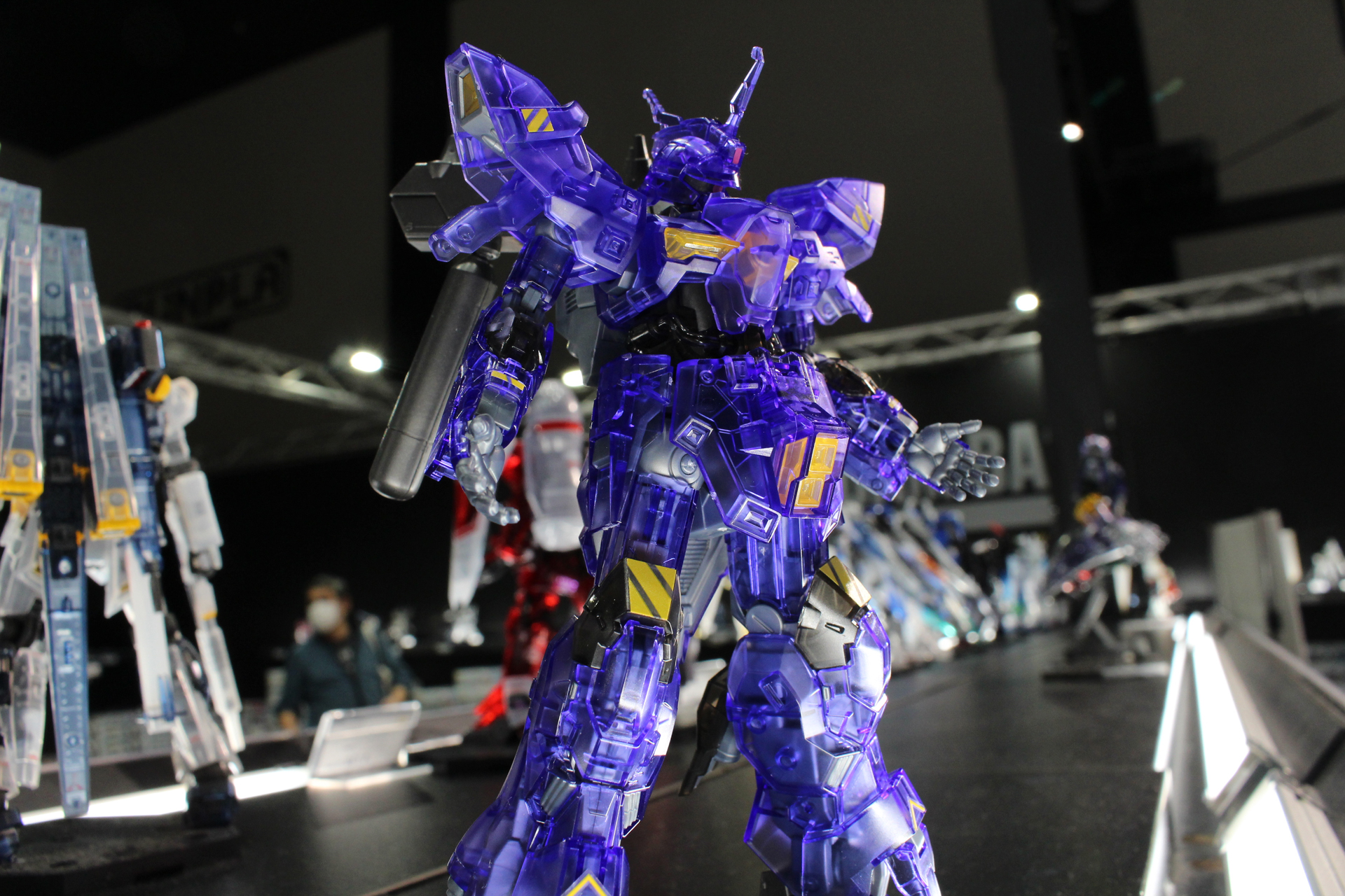 クリアパープルのパーツにより、素組みでもこのような美しさに仕上がる