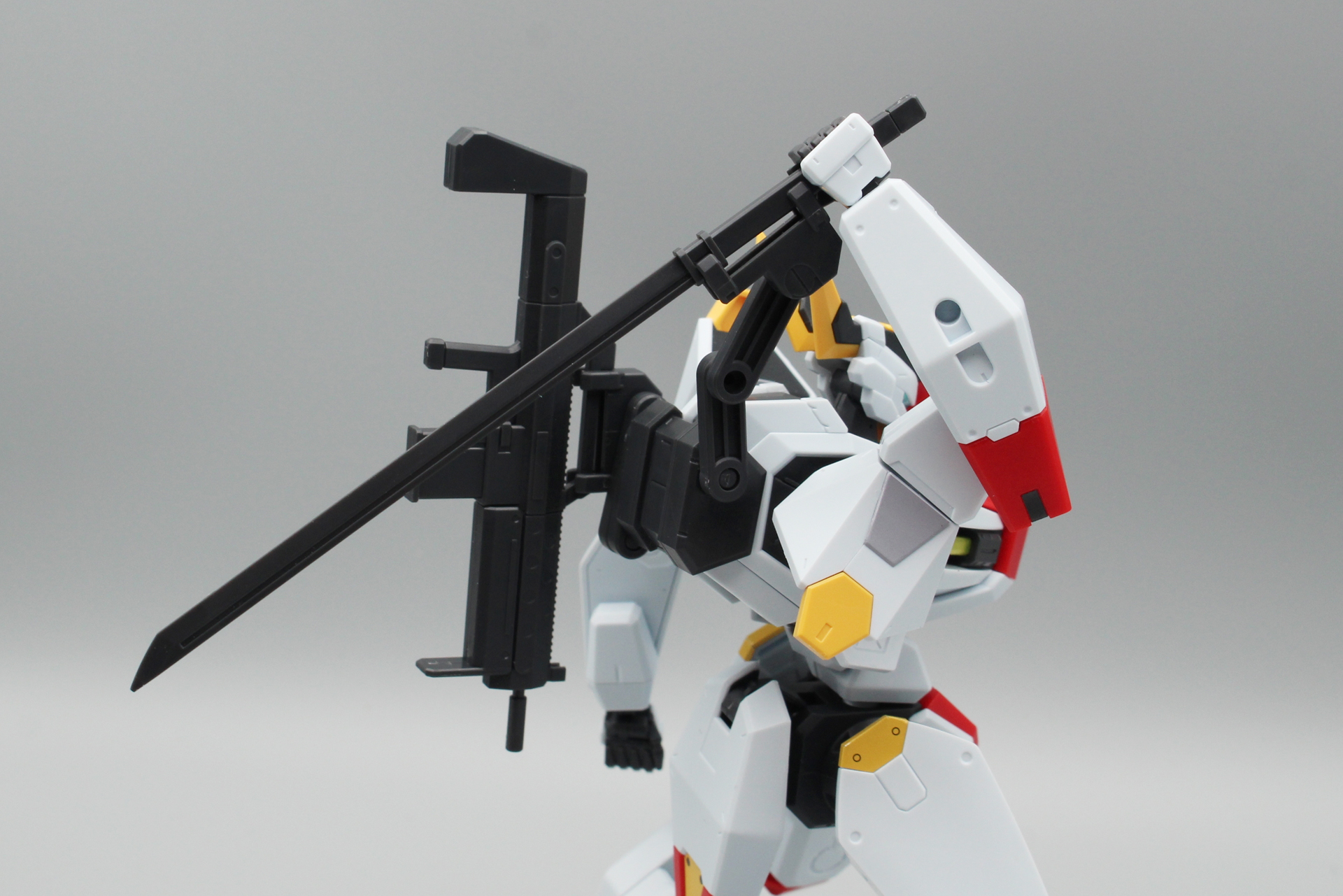 ウェポンラックのアームを動かすことで、武装を手に取るポーズも取れる