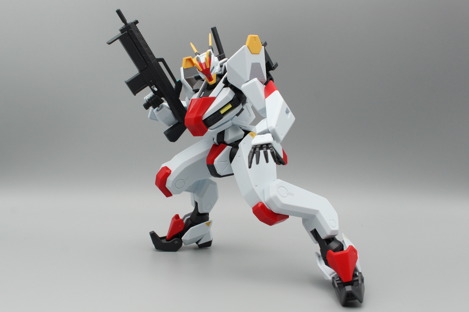 「HG 1/72 メイレスケンブ」ポーズ集。完成後もアクションフィギュアのようにポーズを取れるのが楽しい。「アクションベース5」にも対応している