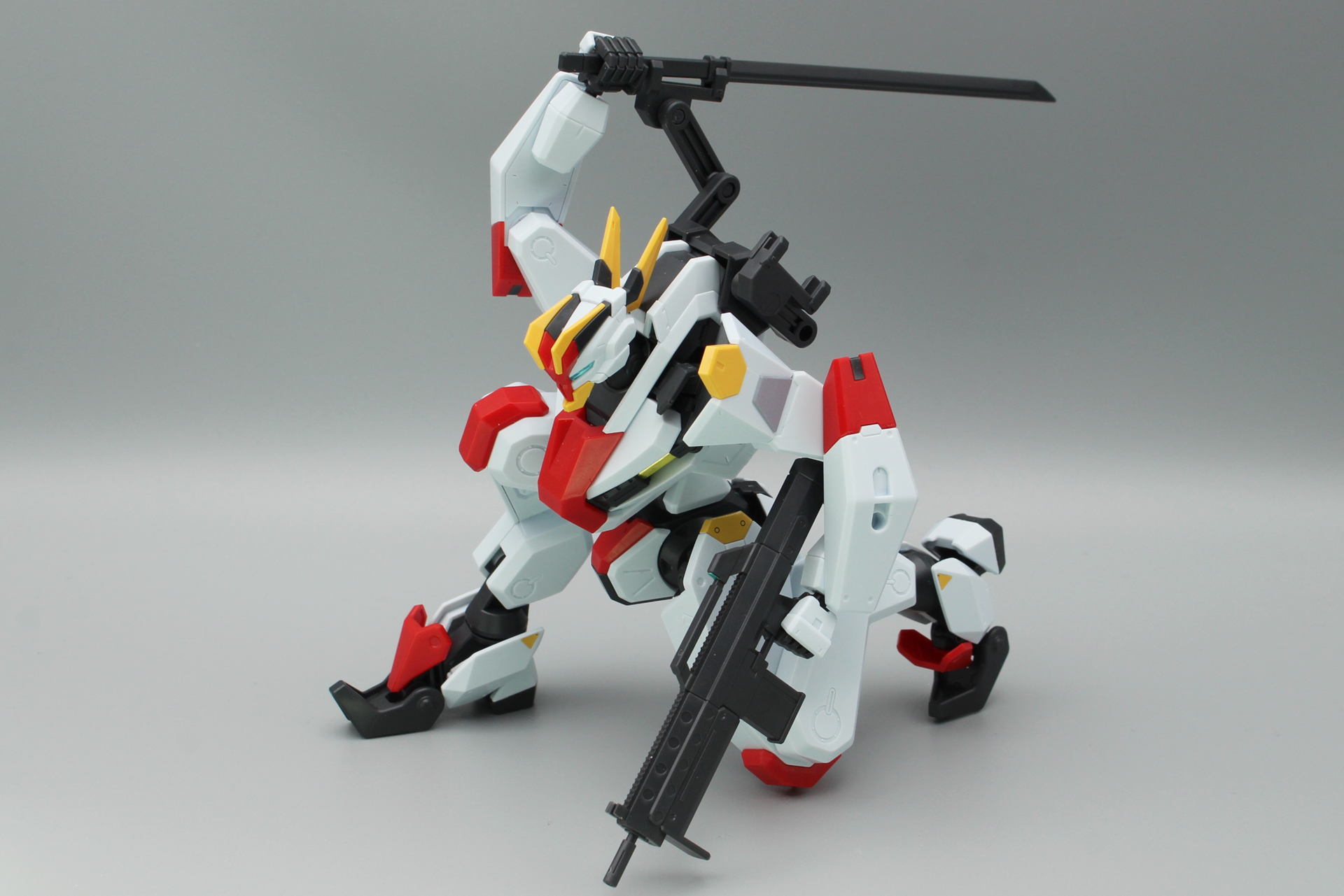 「HG 1/72 メイレスケンブ」ポーズ集。完成後もアクションフィギュアのようにポーズを取れるのが楽しい。「アクションベース5」にも対応している